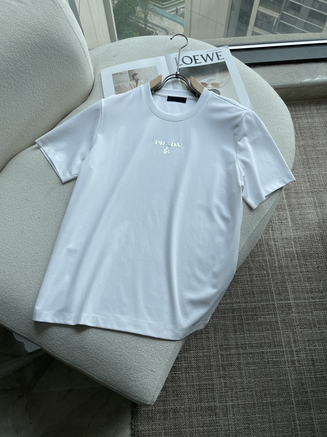 NO:758420,Prad2026ss new summer clothing products are on sale at counters. The latest series of graphic logo short-sleeved T-shirts are a must-have for everyone!  Imported top-quality mercerized cotton fabric, extremely skin-friendly and comfortable. It feels very delicate, has a good texture, and perfectly reflects the three-dimensional effect. It is in line with the brand's consistent design style. It is a very good overall product. It can be worn alone without any problem. Sizes M-XXXL, prada, T-shirt, tees, t-shirt,19860909Prad2026ss夏装新品 专柜在售 最新系列图案logo短袖T恤 必须人手一件的节奏！进口顶极丝光棉面料,极为亲肤舒适 摸上去非常的细腻,质感很好,完美体现立体感 符合品牌一贯设计风格,整体非常不错的一款,内搭单穿都完全没问题 尺码 M-XXXL,,prada,T-shirt,tees，t-shirt,,Men's clothing