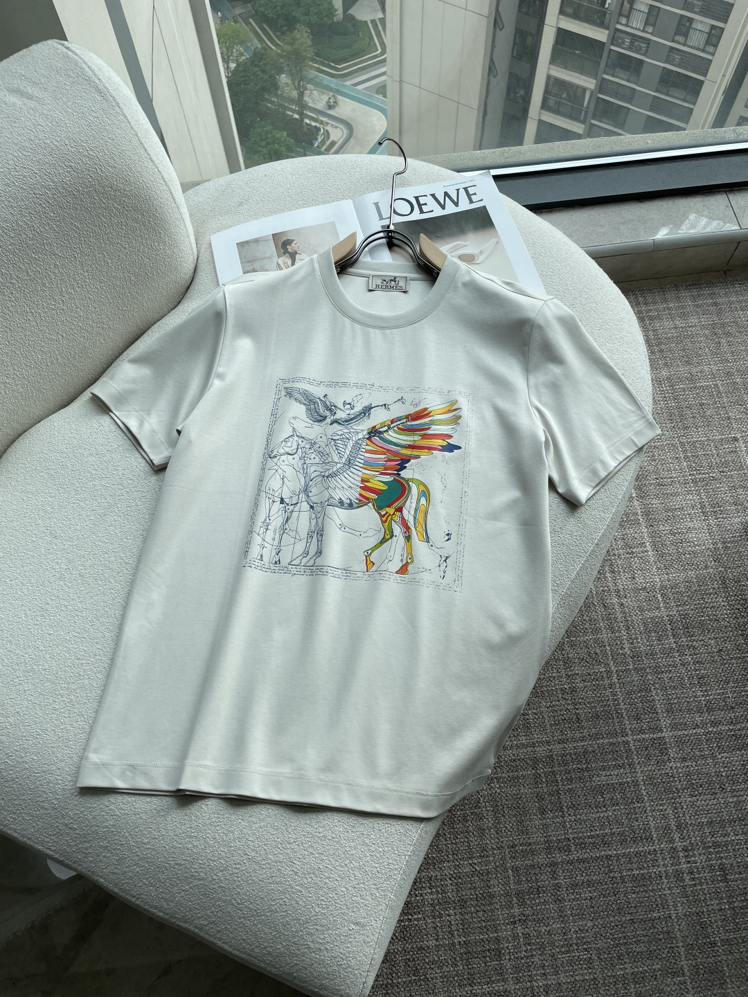 NO:758427,AIS 2026ss new summer clothing is on sale at the counter. The latest series of graphic logo short-sleeved T-shirts are a must-have for everyone!  Imported top-quality mercerized cotton fabric, extremely skin-friendly and comfortable. It feels very delicate, has a good texture, and perfectly embodies the three-dimensional effect. It is in line with the brand's consistent design style. It is a very good overall product. It can be worn alone without any problem. Sizes M-XXXL, T-shirt, tees, t-shirt,19860909爱士 2026ss夏装新品 专柜在售 最新系列图案logo短袖T恤 必须人手一件的节奏！进口顶极丝光棉面料,极为亲肤舒适 摸上去非常的细腻,质感很好,完美体现立体感 符合品牌一贯设计风格,整体非常不错的一款,内搭单穿都完全没问题 尺码 M-XXXL,,T-shirt,tees，t-shirt,,Men's clothing