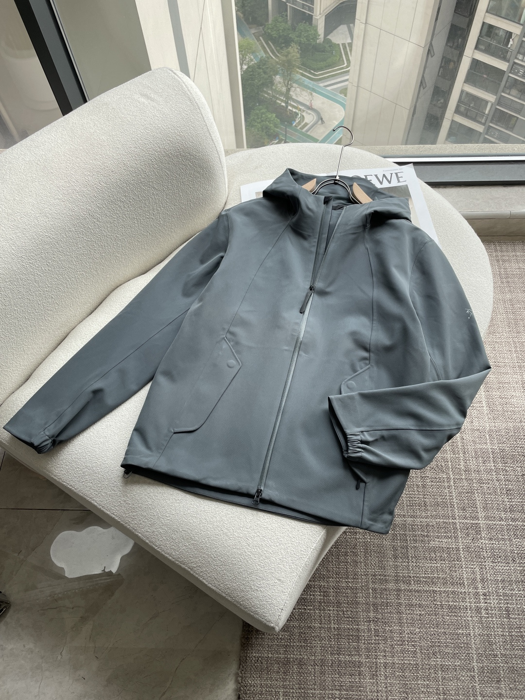 NO:758442,Niaojia Jacket, the same classic hard-shell outdoor warm-proof, windproof and water-repellent jacket from the official website. Professional-grade outdoor hooded jacket. Polar waterproof jacket!  Suitable for various environments, urban, outdoor, camping, mountain, and sports. The technical fabric takes into account both outdoor activities and urban commuting. This year’s super hot style, the three-dimensional cutting version is also particularly good!  GORE-TEX three-layer laminated fabric, with durable waterproof and windproof functionality, can prevent penetration even in heavy rain and has excellent waterproof effect~WaterTight laminated waterproof zipper  This zipper can block wind and rain and effectively prevent the intrusion of wind and rain. All the seams inside are taped, and the taping is smooth and reinforced to prevent opening. It is waterproof and windproof. WaterTight taped waterproof zipper, the tightness of the zipper is effective in waterproofing and windproof. The intimate velvet lining on the collar is skin-friendly, soft and more comfortable. The two-way zipper is reinforced on the inside to effectively prevent tearing. It is durable and a heavy-duty item.  Size M-XXL,,jil sander,jackets & coats,jackets & coats,hats,19860909鸟家 冲锋衣 官网同款经典硬壳户外保暖防风防泼水 .专业级户外连帽冲锋衣夹克外套.极地防水冲锋衣！ 适用于各种环境,城市,户外,露营 山地 运动都OK,科技面料 兼顾户外活动和城市通勤,今年的超级爆款,立体的裁剪版型也特别的好！GORE-TEX 三层压胶面料,具有持久防水 防风的功能性 即使大雨也能防止渗透 防水效果极佳~WaterTight压胶防水拉链 这款拉链可遮挡风雨有效的防止风雨侵入,内里接缝处全部进行压胶处理,压胶平整传教出进行加固处理,防止开胶,哟小的防水防风,WaterTight压胶防水拉链,拉链的密合性有效的防水防风,领口贴心的绒布内衬 亲肤柔软 贴身更舒适,双向拉链内里进行加固处理,有效防撕裂 耐用性强,重磅单品. 码数M-XXL,,jil sander,jackets & coats,jackets & coats,hats,,Men's clothing