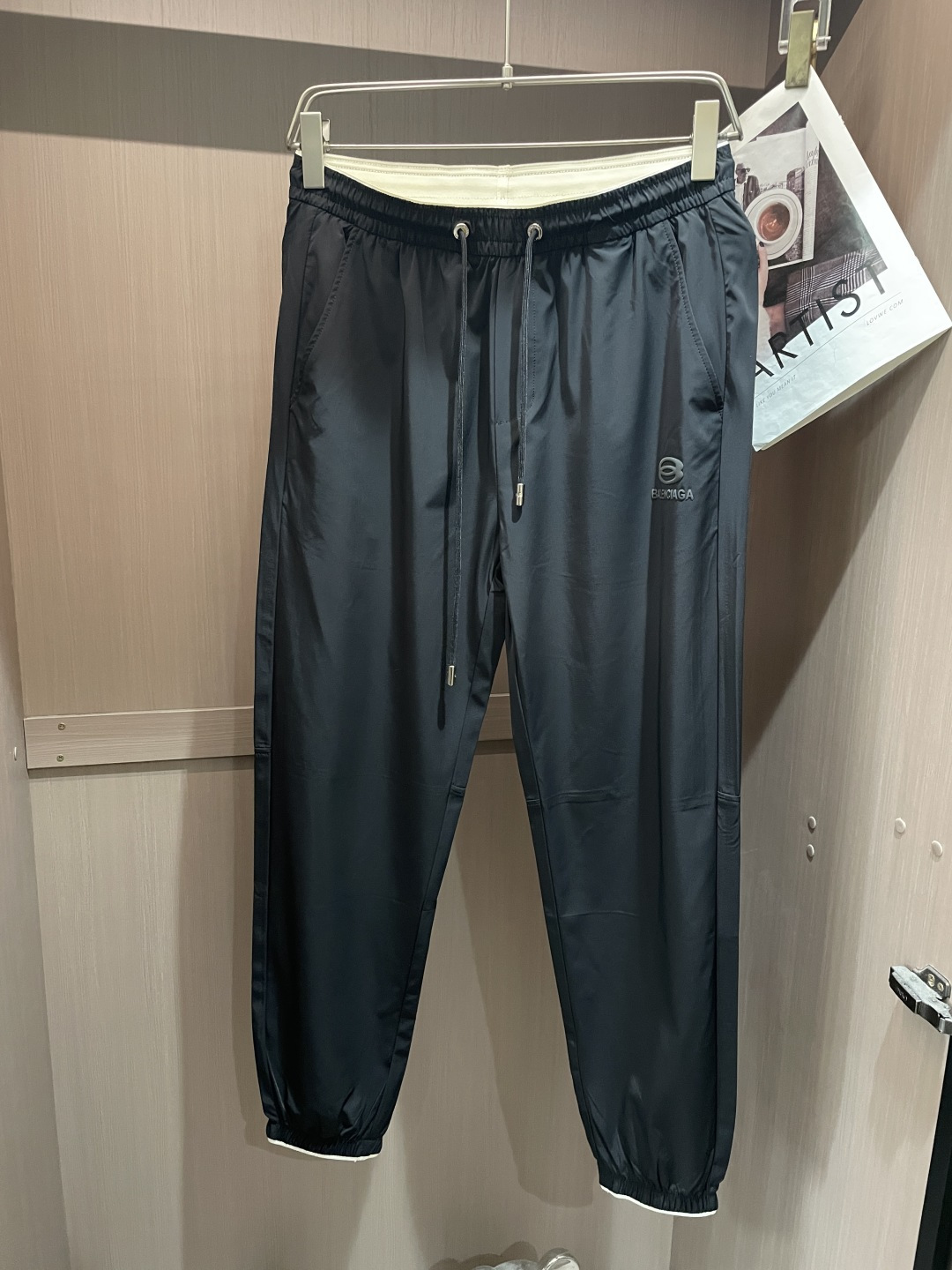 NO:758466,Paris 2026 spring and summer latest casual pants, a must-have for fashionistas. The shape is awesome, it can well repair various leg shapes, and it is very personalized!  Soft and sweat-wicking, extremely comfortable. The waistband of the trouser legs is customized with elastic elastic bands and original accessories details. The upper body is sporty, casual and fashionable, a must-have for leisure and travel. Size m-xxxl,,19860909巴黎 2026春夏 最新休闲裤 潮人必备 版型超赞,能很好的修复各种腿型,非常个性！柔软排汗,舒适度极高.裤腿腰部订制松紧橡筋、原版辅料细节.上身运动休闲时尚,出街休闲、外出旅游必备. 尺码m-xxxl,,,Men's clothing