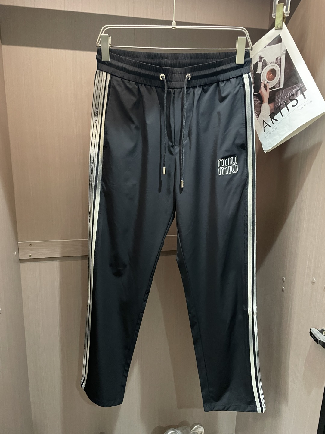 NO:758404,miumiu 2026 spring and summer latest casual pants are a must-have for fashionistas. They have a great shape and can well repair various leg shapes. They are very personalized!  Soft and sweat-wicking, extremely comfortable. The waistband of the trouser legs is customized with elastic elastic bands and original accessories details. The upper body is sporty, casual and fashionable, a must-have for leisure and travel. Sizes m-xxxl,,miumiu,19860909miumiu 2026春夏 最新休闲裤 潮人必备 版型超赞,能很好的修复各种腿型,非常个性！柔软排汗,舒适度极高.裤腿腰部订制松紧橡筋、原版辅料细节.上身运动休闲时尚,出街休闲、外出旅游必备. 尺码m-xxxl,,miumiu,,Men's clothing