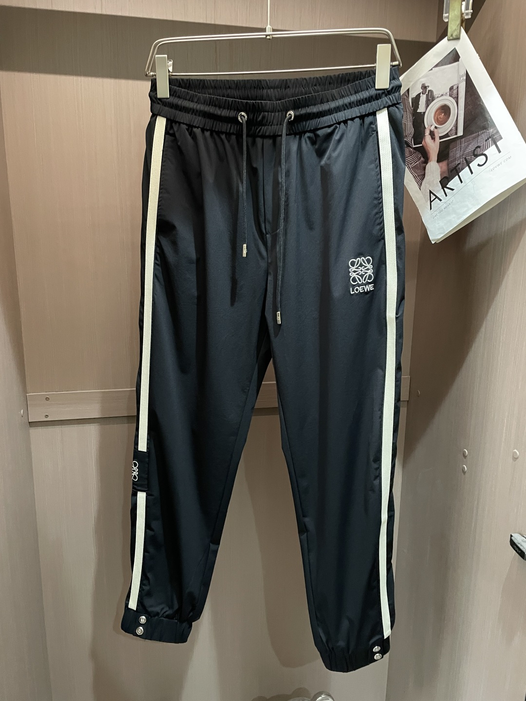 NO:758411,Loewe's latest 2026 spring and summer casual pants are a must-have for fashionistas. They have a great shape and can be used to repair various leg shapes. They are very personalized!  Soft and sweat-wicking, extremely comfortable. The waistband of the trouser legs is customized with elastic elastic bands and original accessories details. The upper body is sporty, casual and fashionable, a must-have for leisure and travel. Sizes m-xxxl,,loewe,19860909Loewe 2026春夏 最新休闲裤 潮人必备 版型超赞,能很好的修复各种腿型,非常个性！柔软排汗,舒适度极高.裤腿腰部订制松紧橡筋、原版辅料细节.上身运动休闲时尚,出街休闲、外出旅游必备. 尺码m-xxxl,,loewe,,Men's clothing