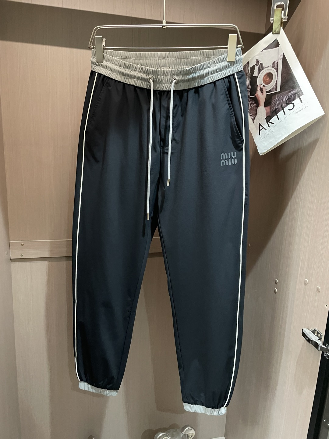 NO:758428,miumiu 2026 spring and summer latest casual pants are a must-have for fashionistas. They have a great shape and can well repair various leg shapes. They are very personalized!  Soft and sweat-wicking, extremely comfortable. The waistband of the trouser legs is customized with elastic elastic bands and original accessories details. The upper body is sporty, casual and fashionable, a must-have for leisure and travel. Sizes m-xxxl,,miumiu,19860909miumiu 2026春夏 最新休闲裤 潮人必备 版型超赞,能很好的修复各种腿型,非常个性！柔软排汗,舒适度极高.裤腿腰部订制松紧橡筋、原版辅料细节.上身运动休闲时尚,出街休闲、外出旅游必备. 尺码m-xxxl,,miumiu,,Men's clothing