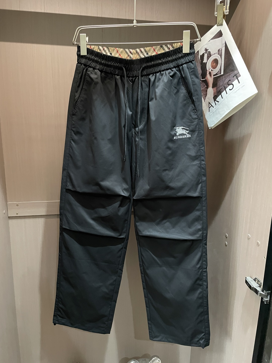 NO:758434,Bur 2026 spring and summer latest casual pants, a must-have for fashionistas. The shape is awesome, it can repair various leg shapes very well, and it is very personalized!  Soft and sweat-wicking, extremely comfortable. The waistband of the trouser legs is customized with elastic elastic bands and original accessories details. The upper body is sporty, casual and fashionable, a must-have for leisure and travel. Sizes m-xxxl,, burberry,19860909Bur 2026春夏 最新休闲裤 潮人必备 版型超赞,能很好的修复各种腿型,非常个性！柔软排汗,舒适度极高.裤腿腰部订制松紧橡筋、原版辅料细节.上身运动休闲时尚,出街休闲、外出旅游必备. 尺码m-xxxl,,burberry,,Men's clothing