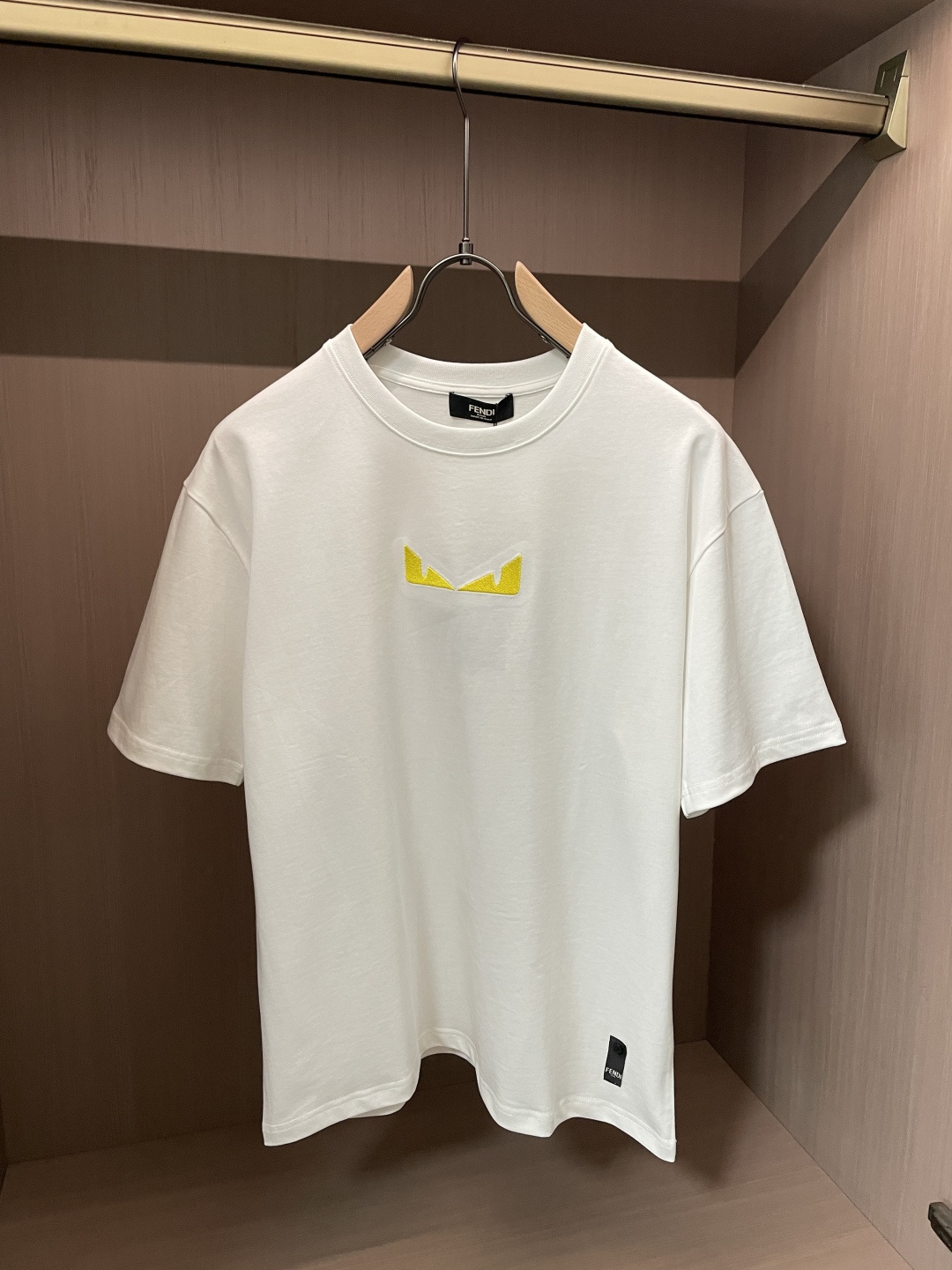 NO:758448,FD The same style as the official website. The same style as the official website. The same style as the official website. Highly recommended!  2026ss new summer clothing products are on sale at counters. The latest series of graphic logo short-sleeved T-shirts are a must-have for everyone!  Imported top-grade combed cotton fabric, extremely skin-friendly and comfortable. It feels very delicate, has a good texture, and perfectly reflects the three-dimensional effect. It is in line with the brand's consistent design style. It is a very good overall product. It can be worn alone without any problem. Sizes M-XXXL, T-shirt, tees, t-shirt,19860909FD 官网同款 官网同款 官网同款 重磅推荐！2026ss夏装新品 专柜在售 最新系列图案logo短袖T恤 必须人手一件的节奏！进口顶极精梳棉面料,极为亲肤舒适 摸上去非常的细腻,质感很好,完美体现立体感 符合品牌一贯设计风格,整体非常不错的一款,内搭单穿都完全没问题 尺码M-XXXL,,T-shirt,tees，t-shirt,,Men's clothing