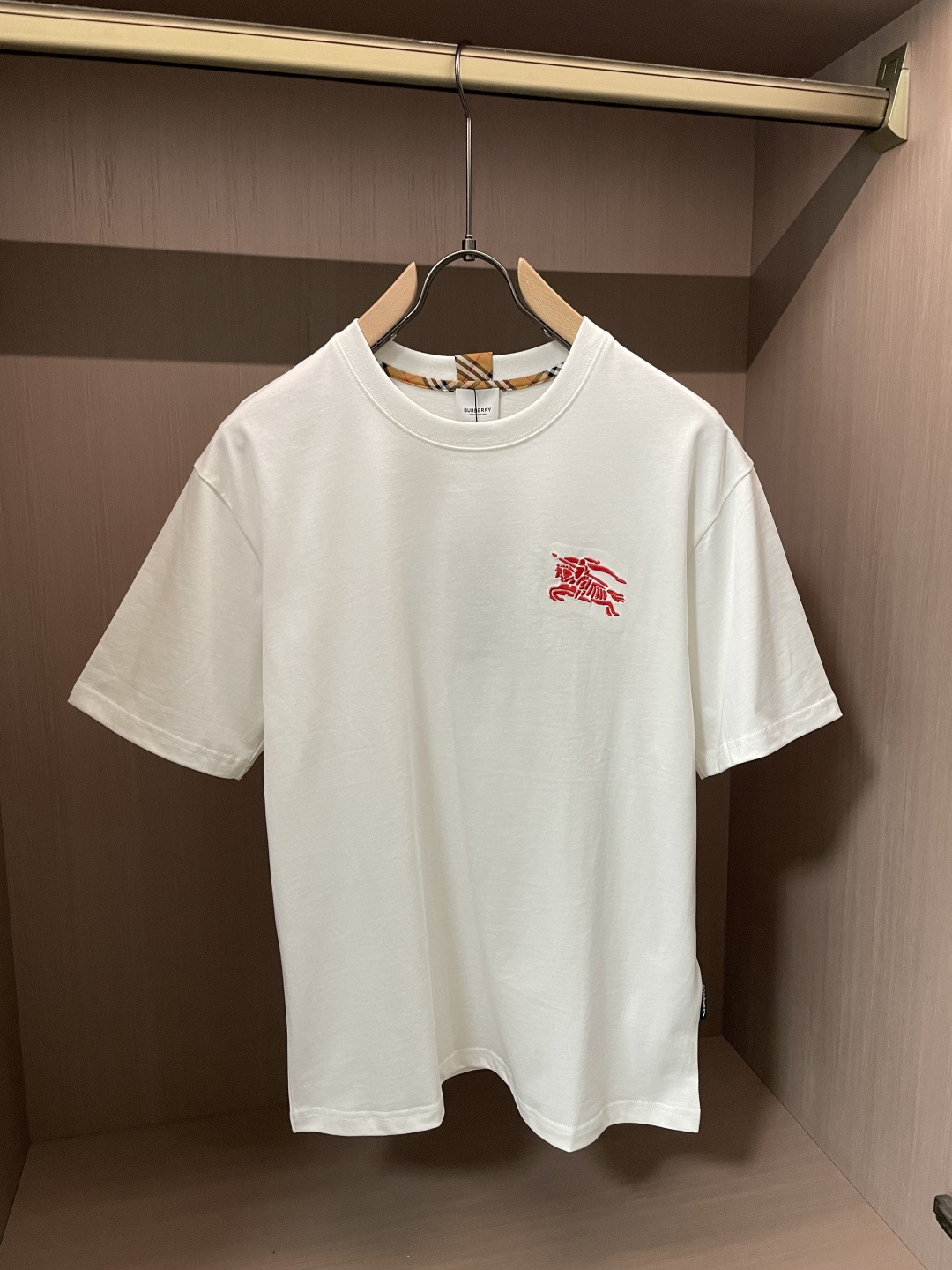 NO:758464,The same style as the Bur official website. The same style as the official website. The same style as the official website. Highly recommended!  2026ss new summer clothing products are on sale at counters. The latest series of graphic logo short-sleeved T-shirts are a must-have for everyone!  Imported top-quality combed cotton fabric, extremely skin-friendly and comfortable. It feels very delicate, has a good texture, and perfectly reflects the three-dimensional effect. It is in line with the brand's consistent design style. It is a very good overall product. It can be worn alone without any problem. Sizes M-XXXL, burberry, T-shirt, tees, t-shirt,19860909Bur 官网同款 官网同款 官网同款 重磅推荐！2026ss夏装新品 专柜在售 最新系列图案logo短袖T恤 必须人手一件的节奏！进口顶极精梳棉面料,极为亲肤舒适 摸上去非常的细腻,质感很好,完美体现立体感 符合品牌一贯设计风格,整体非常不错的一款,内搭单穿都完全没问题 尺码M-XXXL,,burberry,T-shirt,tees，t-shirt,,Men's clothing