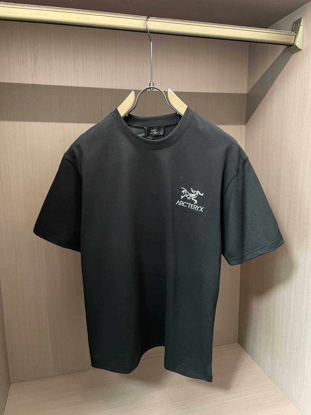 NO:758397,Archaeopteryx Same style as the official website Same style as the official website Same style as the official website Highly recommended!  2026ss new summer clothing products are on sale at counters. The latest series of graphic logo short-sleeved T-shirts are a must-have for everyone!  Imported top-quality combed cotton fabric, extremely skin-friendly and comfortable. It feels very delicate, has a good texture, and perfectly embodies the three-dimensional effect. It is in line with the brand's consistent design style. It is a very good overall product. It can be worn alone without any problem. Sizes M-XXXL, arc'teryx, T-shirt, tees, t-shirt,19860909始祖鸟 官网同款 官网同款 官网同款 重磅推荐！2026ss夏装新品 专柜在售 最新系列图案logo短袖T恤 必须人手一件的节奏！进口顶极精梳棉面料,极为亲肤舒适 摸上去非常的细腻,质感很好,完美体现立体感 符合品牌一贯设计风格,整体非常不错的一款,内搭单穿都完全没问题 尺码M-XXXL,arc'teryx,T-shirt,tees，t-shirt,,Men's clothing