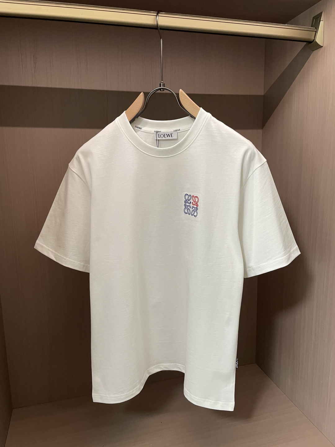 NO:758405,Same style as Loewe official website Same style as official website Same style as official website Highly recommended!  2026ss new summer clothing products are on sale at counters. The latest series of graphic logo short-sleeved T-shirts are a must-have for everyone!  Imported top-quality combed cotton fabric, extremely skin-friendly and comfortable. It feels very delicate, has a good texture, and perfectly reflects the three-dimensional effect. It is in line with the brand's consistent design style. It is a very good overall product and can be worn alone. Sizes M-XXXL, loewe, T-shirt, tees, t-shirt,19860909Loewe 官网同款 官网同款 官网同款 重磅推荐！2026ss夏装新品 专柜在售 最新系列图案logo短袖T恤 必须人手一件的节奏！进口顶极精梳棉面料,极为亲肤舒适 摸上去非常的细腻,质感很好,完美体现立体感 符合品牌一贯设计风格,整体非常不错的一款,内搭单穿都完全没问题 尺码M-XXXL,,loewe,T-shirt,tees，t-shirt,,Men's clothing