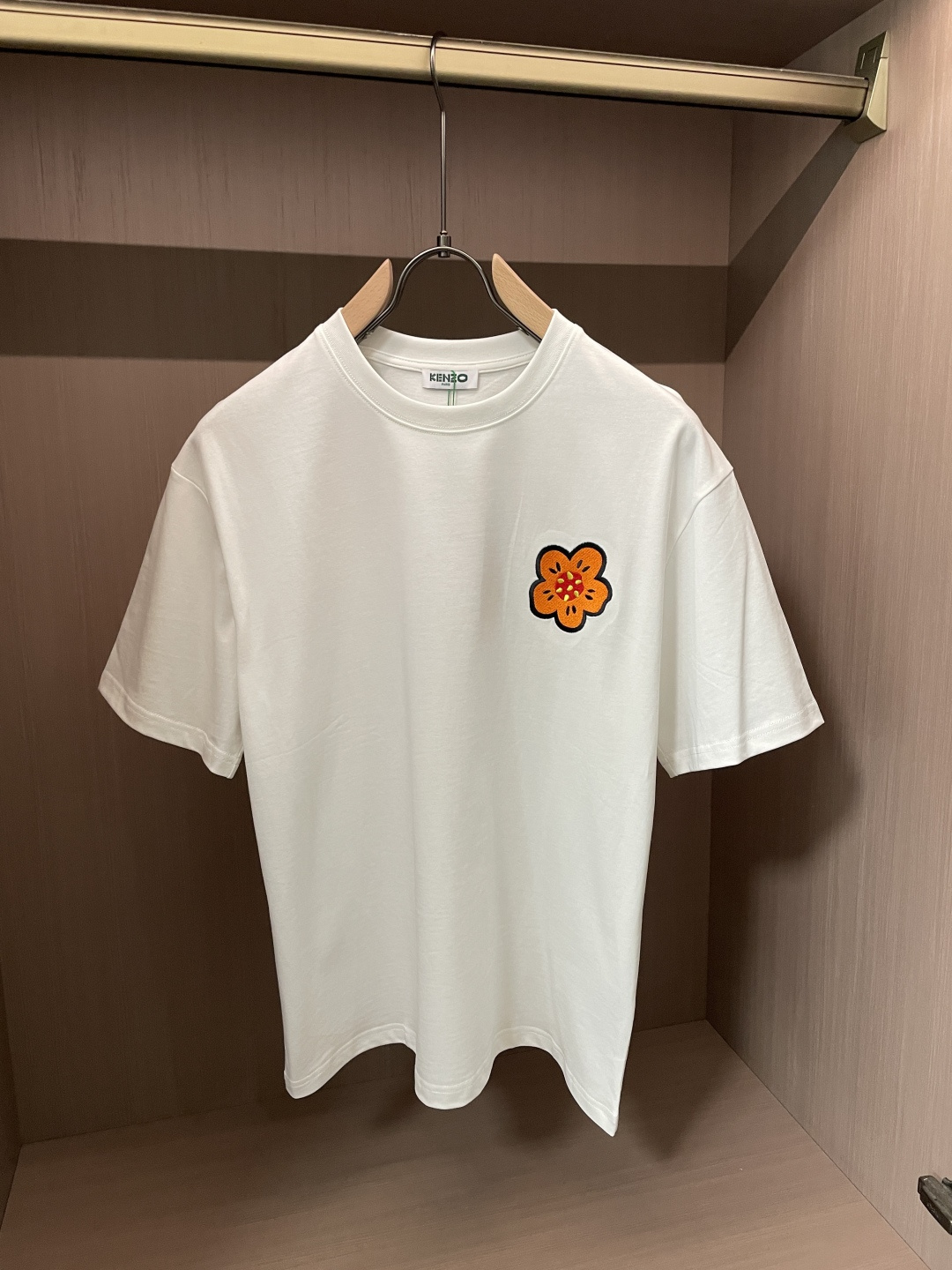 NO:758421,The same style as the Kenzo official website. The same style as the official website. The same style as the official website. Highly recommended!  2026ss new summer clothing products are on sale at counters. The latest series of graphic logo short-sleeved T-shirts are a must-have for everyone!  Imported top-grade combed cotton fabric, extremely skin-friendly and comfortable. It feels very delicate, has a good texture, and perfectly reflects the three-dimensional effect. It is in line with the brand's consistent design style. It is a very good overall product. It can be worn alone without any problem. Sizes M-XXXL, T-shirt, tees, t-shirt,19860909Kenzo 官网同款 官网同款 官网同款 重磅推荐！2026ss夏装新品 专柜在售 最新系列图案logo短袖T恤 必须人手一件的节奏！进口顶极精梳棉面料,极为亲肤舒适 摸上去非常的细腻,质感很好,完美体现立体感 符合品牌一贯设计风格,整体非常不错的一款,内搭单穿都完全没问题 尺码M-XXXL,,T-shirt,tees，t-shirt,,Men's clothing