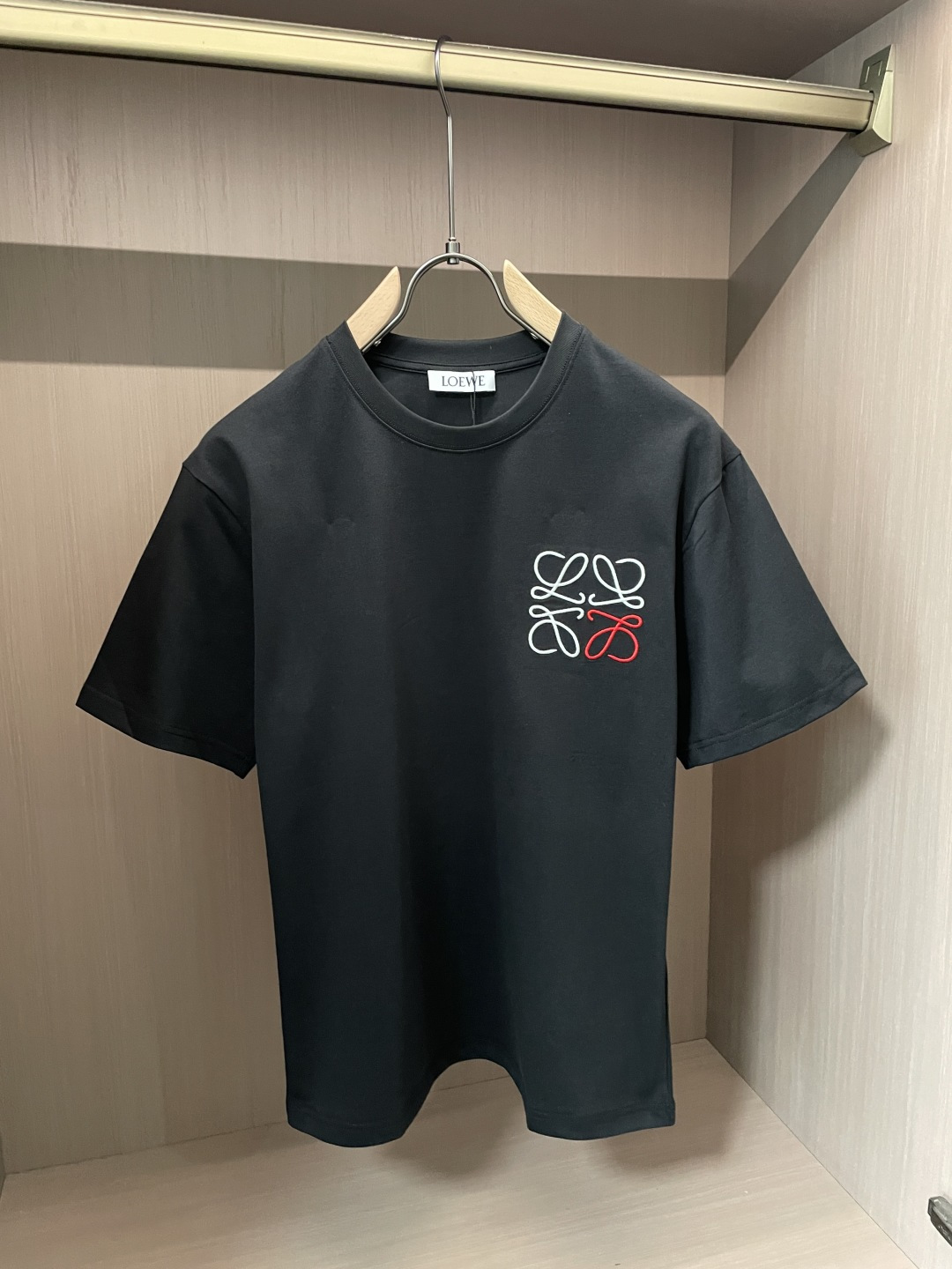 NO:758429,Same style as Loewe official website Same style as official website Same style as official website Highly recommended!  2026ss new summer clothing products are on sale at counters. The latest series of graphic logo short-sleeved T-shirts are a must-have for everyone!  Imported top-quality combed cotton fabric, extremely skin-friendly and comfortable. It feels very delicate, has a good texture, and perfectly reflects the three-dimensional effect. It is in line with the brand's consistent design style. It is a very good overall product and can be worn alone. Sizes M-XXXL, loewe, T-shirt, tees, t-shirt,19860909Loewe 官网同款 官网同款 官网同款 重磅推荐！2026ss夏装新品 专柜在售 最新系列图案logo短袖T恤 必须人手一件的节奏！进口顶极精梳棉面料,极为亲肤舒适 摸上去非常的细腻,质感很好,完美体现立体感 符合品牌一贯设计风格,整体非常不错的一款,内搭单穿都完全没问题 尺码M-XXXL,,loewe,T-shirt,tees，t-shirt,,Men's clothing