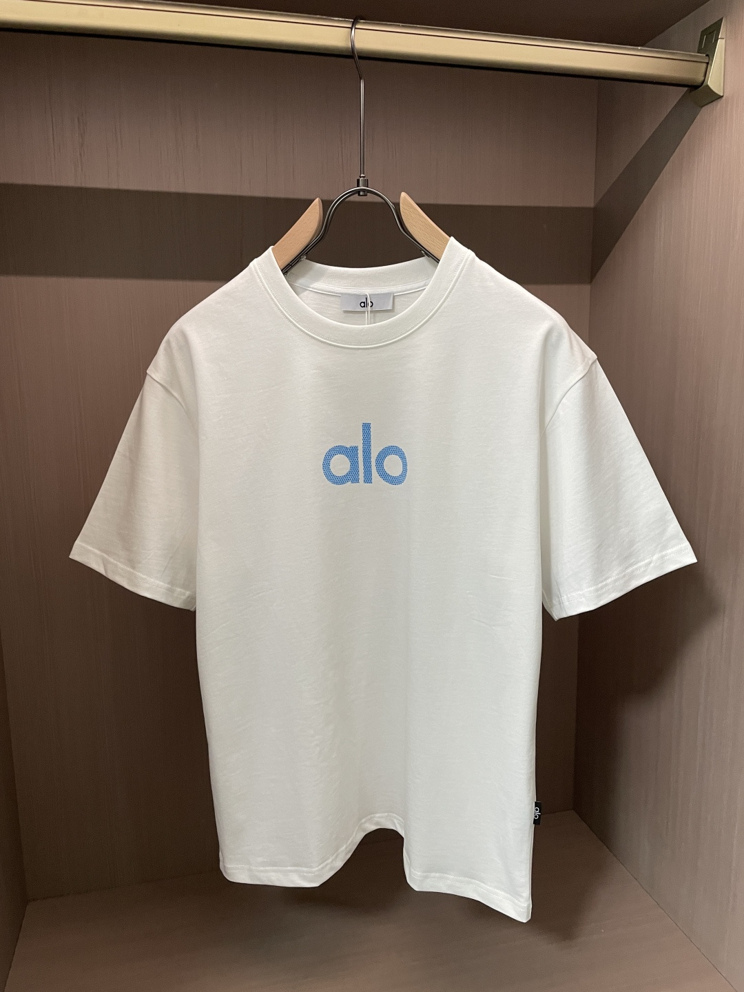 NO:758436,The same style as the alo official website. The same style as the official website. The same style as the official website. Highly recommended!  2026ss new summer clothing products are on sale at counters. The latest series of graphic logo short-sleeved T-shirts are a must-have for everyone!  Imported top-grade combed cotton fabric, extremely skin-friendly and comfortable. It feels very delicate, has a good texture, and perfectly reflects the three-dimensional effect. It is in line with the brand's consistent design style. It is a very good overall product. It can be worn alone without any problem. Sizes M-XXXL, T-shirt, tees, t-shirt,19860909alo 官网同款 官网同款 官网同款 重磅推荐！2026ss夏装新品 专柜在售 最新系列图案logo短袖T恤 必须人手一件的节奏！进口顶极精梳棉面料,极为亲肤舒适 摸上去非常的细腻,质感很好,完美体现立体感 符合品牌一贯设计风格,整体非常不错的一款,内搭单穿都完全没问题 尺码M-XXXL,,T-shirt,tees，t-shirt,,Men's clothing