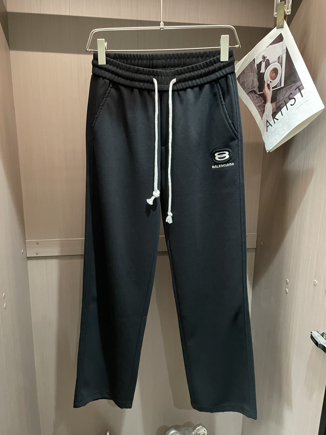 NO:758443,Paris 2026 spring and summer latest casual pants, a must-have for fashionistas. The shape is awesome, it can well repair various leg shapes, and it is very personalized!  Soft and sweat-wicking, extremely comfortable. The waistband of the trouser legs is customized with elastic elastic bands and original accessories details. The upper body is sporty, casual and fashionable, a must-have for leisure and travel. Size m-xxxl,,19860909巴黎 2026春夏 最新休闲裤 潮人必备 版型超赞,能很好的修复各种腿型,非常个性！柔软排汗,舒适度极高.裤腿腰部订制松紧橡筋、原版辅料细节.上身运动休闲时尚,出街休闲、外出旅游必备. 尺码m-xxxl,,,Men's clothing