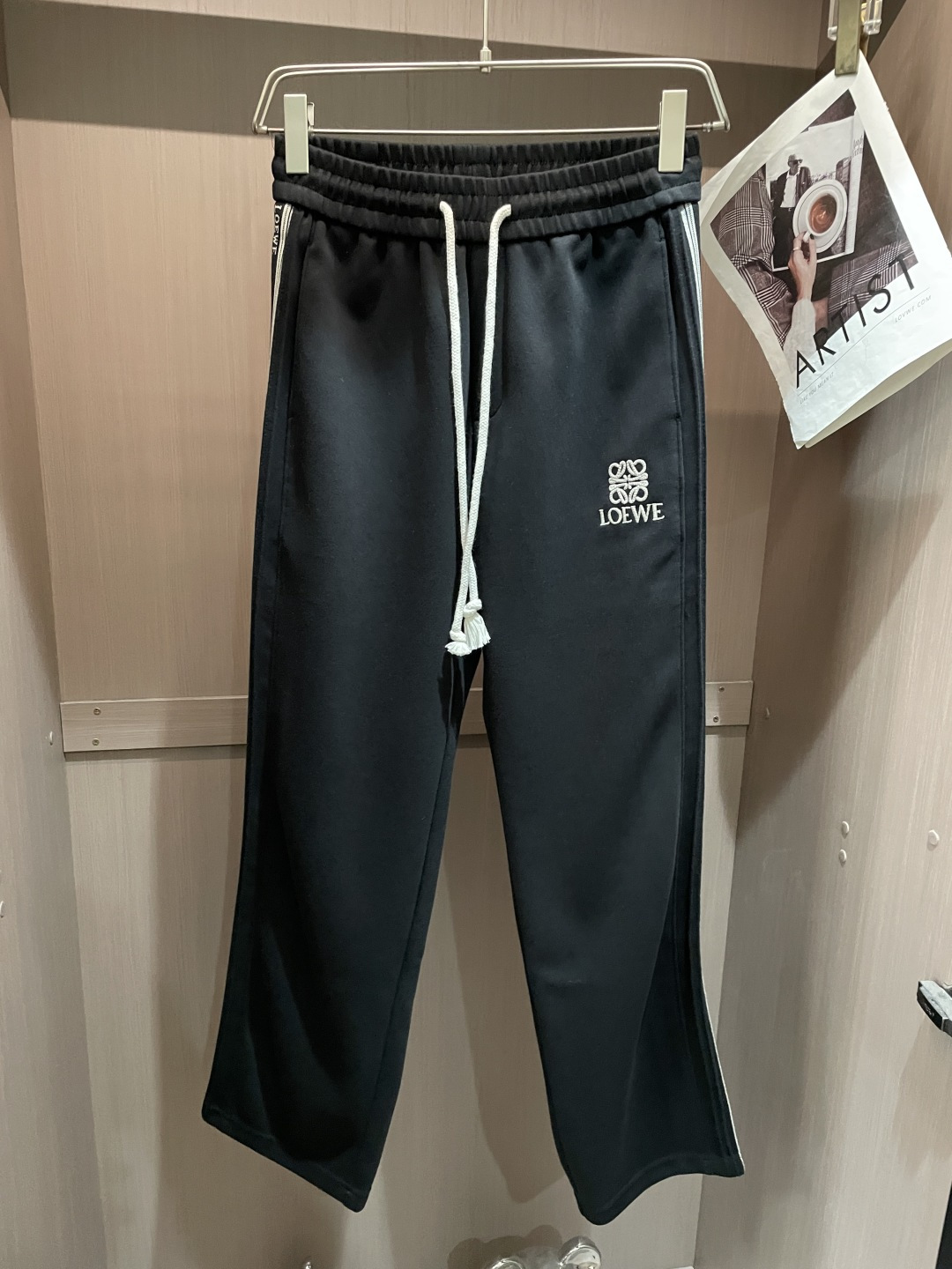 NO:758449,Loewe's latest 2026 spring and summer casual pants are a must-have for fashionistas. They have a great shape and can be used to repair various leg shapes. They are very personalized!  Soft and sweat-wicking, extremely comfortable. The waistband of the trouser legs is customized with elastic elastic bands and original accessories details. The upper body is sporty, casual and fashionable, a must-have for leisure and travel. Sizes m-xxxl,,loewe,19860909Loewe 2026春夏 最新休闲裤 潮人必备 版型超赞,能很好的修复各种腿型,非常个性！柔软排汗,舒适度极高.裤腿腰部订制松紧橡筋、原版辅料细节.上身运动休闲时尚,出街休闲、外出旅游必备. 尺码m-xxxl,,loewe,,Men's clothing