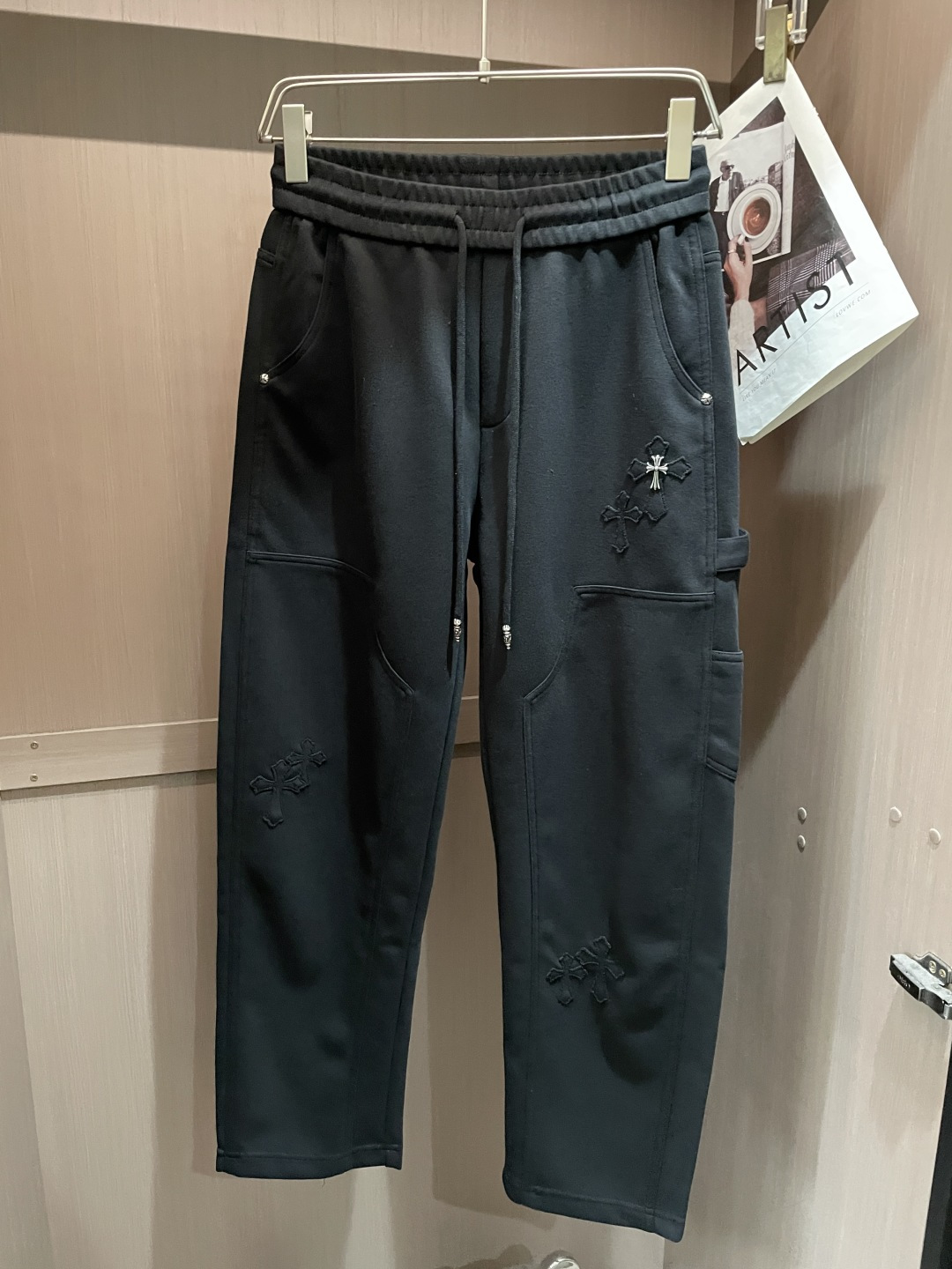 NO:758465,Croxin 2026 spring and summer latest casual pants are a must-have for fashionistas. The shape is awesome, it can well repair various leg shapes, and it is very personalized!  Soft and sweat-wicking, extremely comfortable. The waistband of the trouser legs is customized with elastic elastic bands and original accessories details. The upper body is sporty, casual and fashionable, a must-have for leisure and travel. Sizes m-xxxl,,chrome hearts,19860909克罗心 2026春夏 最新休闲裤 潮人必备 版型超赞,能很好的修复各种腿型,非常个性！柔软排汗,舒适度极高.裤腿腰部订制松紧橡筋、原版辅料细节.上身运动休闲时尚,出街休闲、外出旅游必备. 尺码m-xxxl,,chrome hearts,,Men's clothing