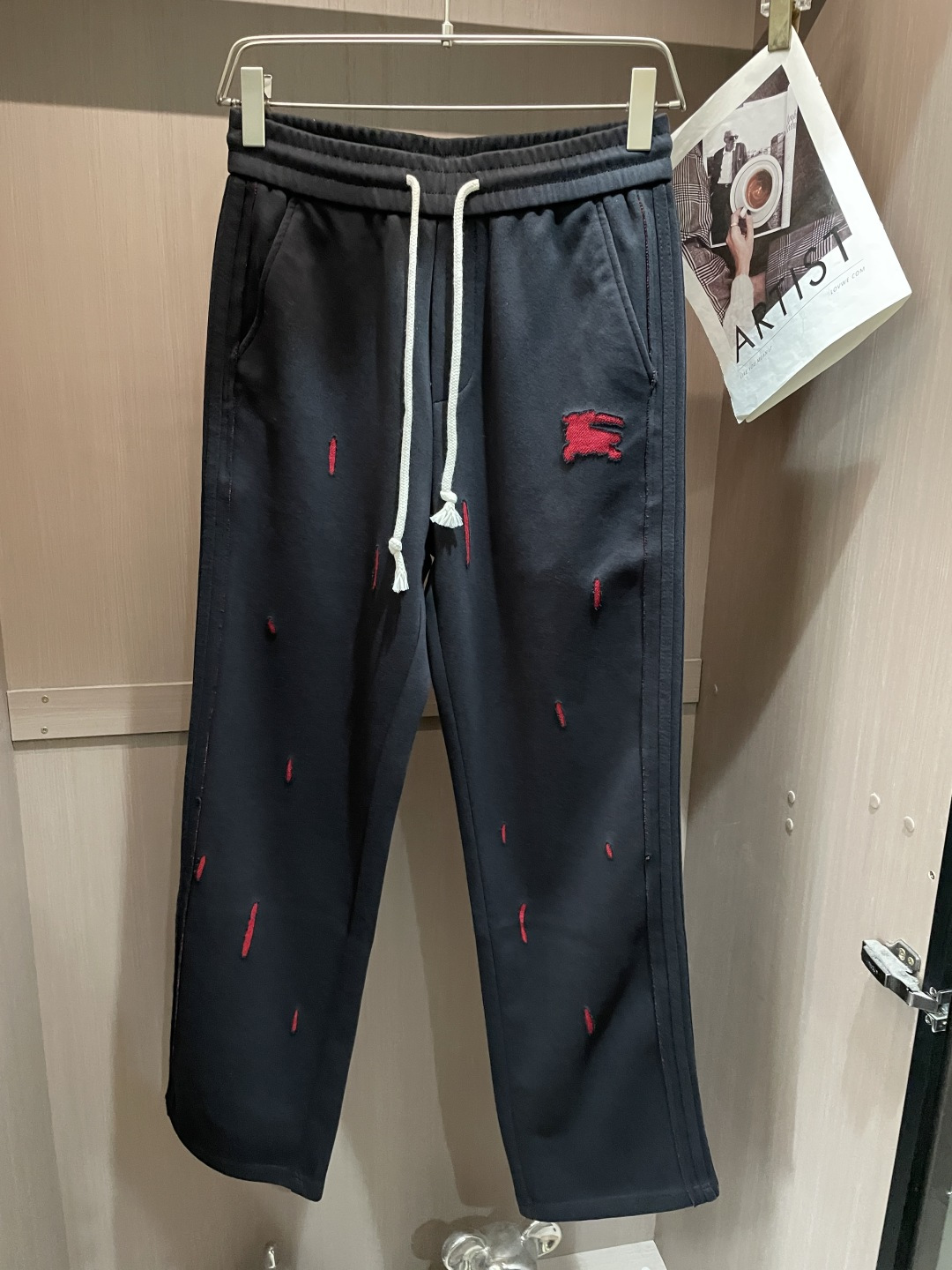 NO:758472,Bur 2026 spring and summer latest casual pants, a must-have for fashionistas. The shape is awesome, it can repair various leg shapes very well, and it is very personalized!  Soft and sweat-wicking, extremely comfortable. The waistband of the trouser legs is customized with elastic elastic bands and original accessories details. The upper body is sporty, casual and fashionable, a must-have for leisure and travel. Sizes m-xxxl,, burberry,19860909Bur 2026春夏 最新休闲裤 潮人必备 版型超赞,能很好的修复各种腿型,非常个性！柔软排汗,舒适度极高.裤腿腰部订制松紧橡筋、原版辅料细节.上身运动休闲时尚,出街休闲、外出旅游必备. 尺码m-xxxl,,burberry,,Men's clothing