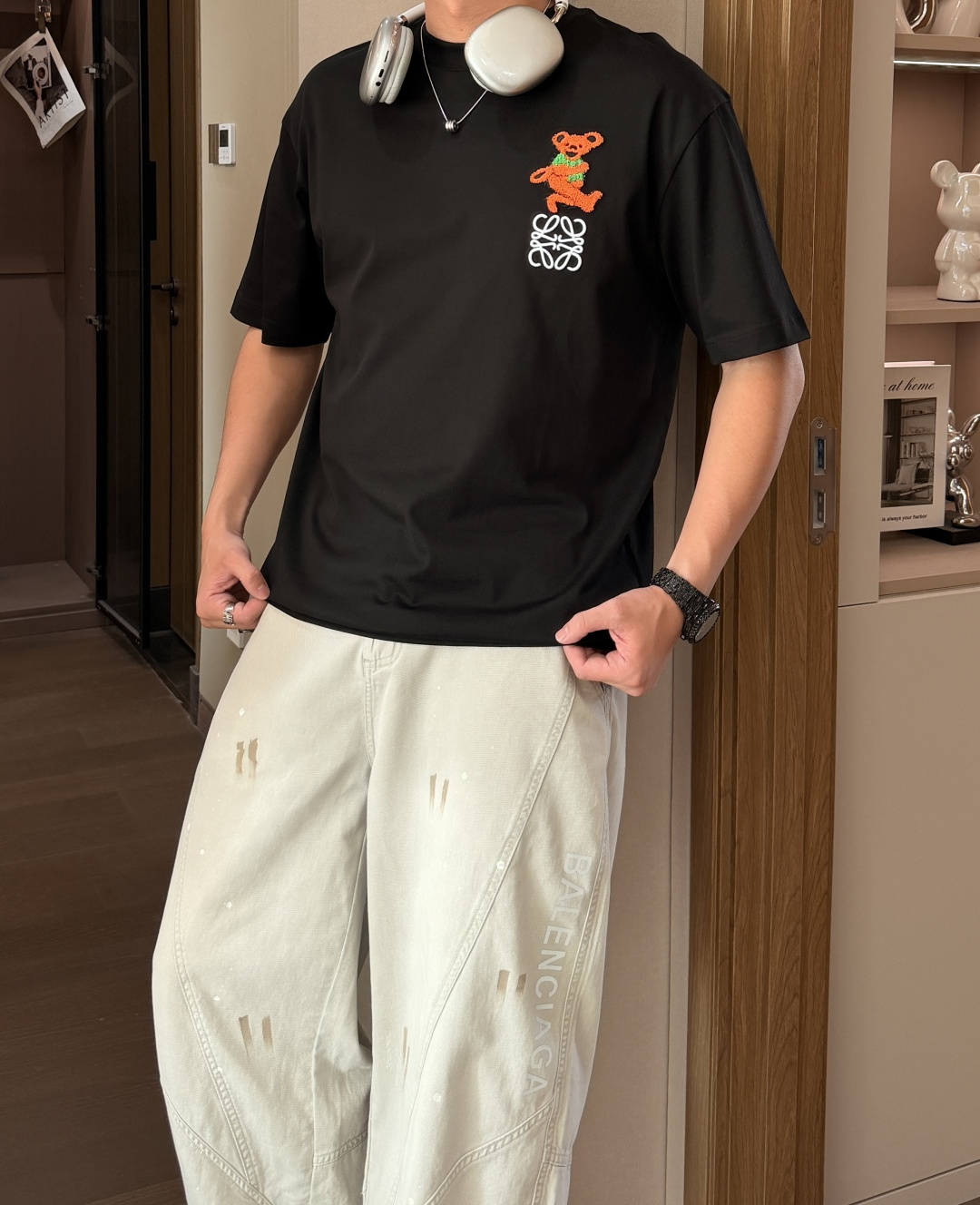 NO:761246,Loewe 2026 spring and summer new style debut counter latest short-sleeved round neck T-shirt high-end custom design avant-garde fashion!  Brand logo emphasizes craftsmanship design. High-end customized 100% cotton top-grade mercerized fabric. Soft to the touch. Comfortable to wear. Exquisite stitching at the counter level. Fine workmanship. The upper body effect is incomparably handsome!  A must-have item for a stylish man!  Size M-3XL,,loewe,T-shirt,tees,t-shirt,19860909Loewe2026春夏新款首发专柜最新款短袖圆领T恤 高端订制 设计前卫时尚！品牌logo重工艺设计 高端定制百分百棉顶级丝光面料.手感柔软.穿着舒适.专柜级别精致车线.做工精细.上身效果无敌帅气！型男必备单品！ 码数M-3XL,,loewe,T-shirt,tees，t-shirt,,Men's clothing