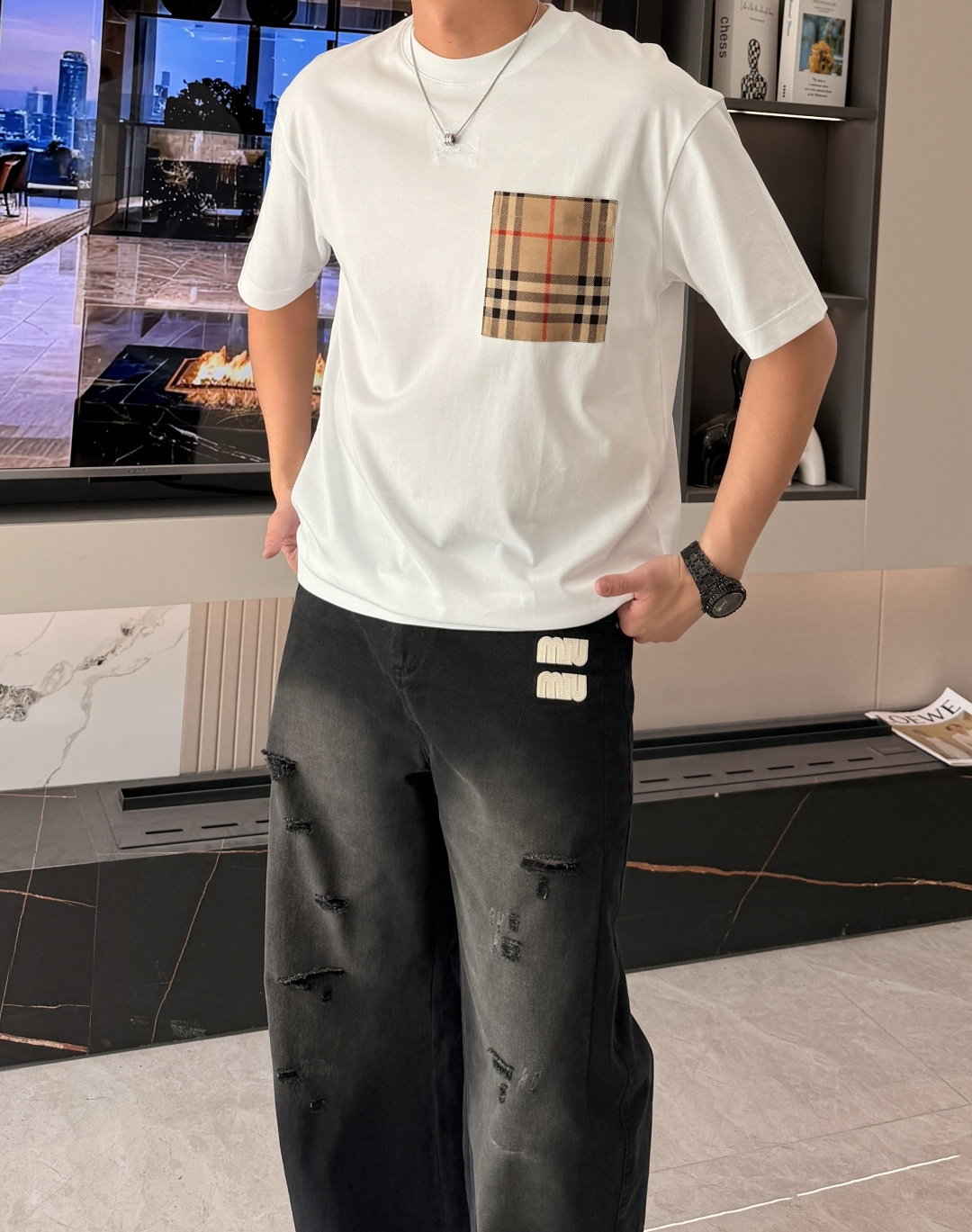 NO:761252,Bur 2026 spring and summer new style debut counter latest short-sleeved round neck T-shirt high-end custom design avant-garde fashion!  Brand logo emphasizes craftsmanship design. High-end customized 100% cotton top-grade mercerized fabric. Soft to the touch. Comfortable to wear. Exquisite stitching at the counter level. Fine workmanship. The upper body effect is incomparably handsome!  A must-have item for a stylish man!  Size M-3XL,,burberry,T-shirt,tees,t-shirt,19860909Bur 2026春夏新款首发专柜最新款短袖圆领T恤 高端订制 设计前卫时尚！品牌logo重工艺设计 高端定制百分百棉顶级丝光面料.手感柔软.穿着舒适.专柜级别精致车线.做工精细.上身效果无敌帅气！型男必备单品！ 码数M-3XL,,burberry,T-shirt,tees，t-shirt,,Men's clothing