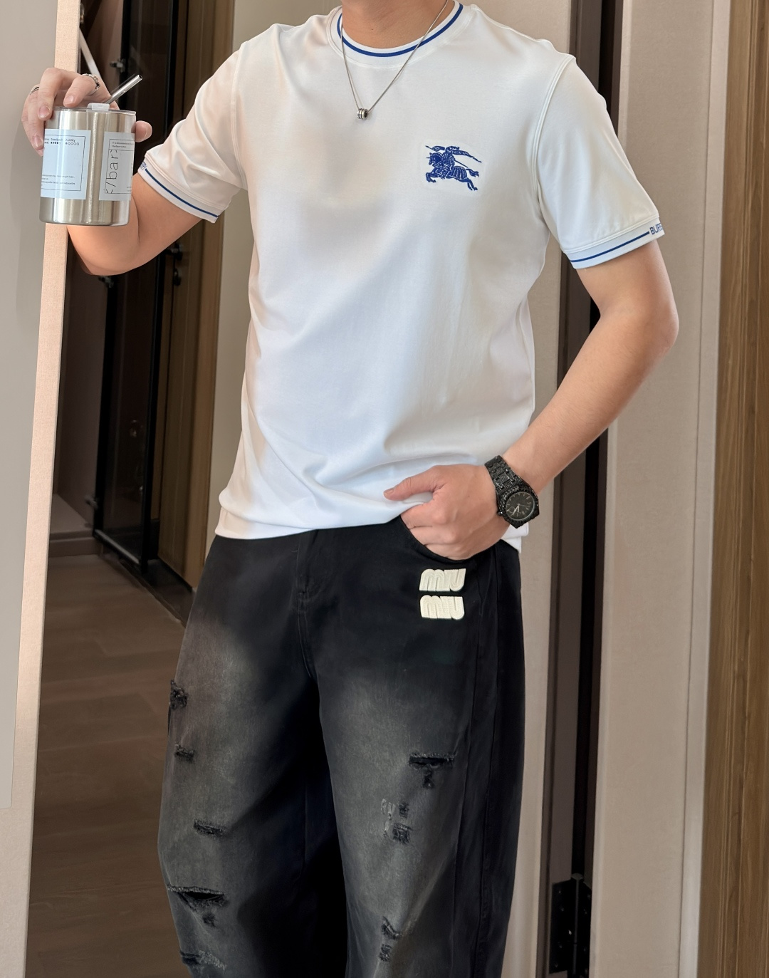 NO:761269,Bur 2026 spring and summer new style debut counter latest short-sleeved round neck T-shirt high-end custom design avant-garde fashion!  Brand logo emphasizes craftsmanship design. High-end customized 100% cotton top-grade mercerized fabric. Soft to the touch. Comfortable to wear. Exquisite stitching at the counter level. Fine workmanship. The upper body effect is incomparably handsome!  A must-have item for a stylish man!  Size M-3XL,,burberry,T-shirt,tees,t-shirt,19860909Bur 2026春夏新款首发专柜最新款短袖圆领T恤 高端订制 设计前卫时尚！品牌logo重工艺设计 高端定制百分百棉顶级丝光面料.手感柔软.穿着舒适.专柜级别精致车线.做工精细.上身效果无敌帅气！型男必备单品！ 码数M-3XL,,burberry,T-shirt,tees，t-shirt,,Men's clothing