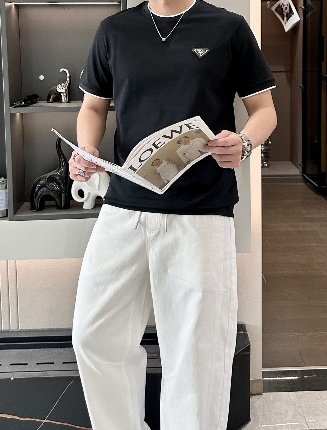 NO:761275,Prad's 2026 spring and summer new style debut counter, the latest short-sleeved round neck T-shirt, high-end customization, avant-garde and fashionable design!  Brand logo emphasizes craftsmanship design. High-end customized 100% cotton top-grade mercerized fabric. Soft to the touch. Comfortable to wear. Exquisite stitching at the counter level. Fine workmanship. The upper body effect is incomparably handsome!  A must-have item for a stylish man!  Size M-3XL,,prada,T-shirt,tees,t-shirt,19860909Prad 2026春夏新款首发专柜最新款短袖圆领T恤 高端订制 设计前卫时尚！品牌logo重工艺设计 高端定制百分百棉顶级丝光面料.手感柔软.穿着舒适.专柜级别精致车线.做工精细.上身效果无敌帅气！型男必备单品！ 码数M-3XL,,prada,T-shirt,tees，t-shirt,,Men's clothing