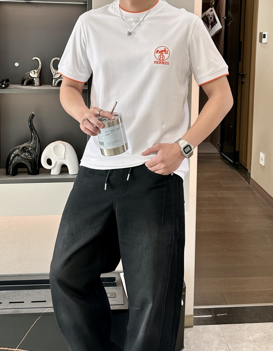 NO:761279,AIS 2026 spring and summer new style debut counter, the latest short-sleeved round neck T-shirt, high-end customization, avant-garde and fashionable design!  Brand logo emphasizes craftsmanship design. High-end customized 100% cotton top-grade mercerized fabric. Soft to the touch. Comfortable to wear. Exquisite stitching at the counter level. Fine workmanship. The upper body effect is incomparably handsome!  A must-have item for a stylish man!  Size M-3XL,,T-shirt,tees,t-shirt,19860909爱仕 2026春夏新款首发专柜最新款短袖圆领T恤 高端订制 设计前卫时尚！品牌logo重工艺设计 高端定制百分百棉顶级丝光面料.手感柔软.穿着舒适.专柜级别精致车线.做工精细.上身效果无敌帅气！型男必备单品！ 码数M-3XL,,T-shirt,tees，t-shirt,,Men's clothing