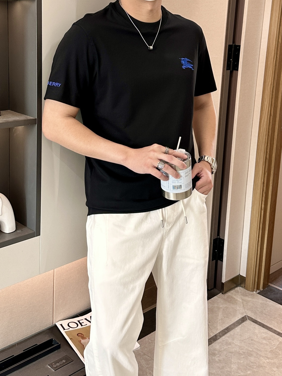 NO:761235,Bur 2026 spring and summer new style debut counter latest short-sleeved round neck T-shirt high-end custom design avant-garde fashion!  Brand logo emphasizes craftsmanship design. High-end customized 100% cotton top-grade mercerized fabric. Soft to the touch. Comfortable to wear. Exquisite stitching at the counter level. Fine workmanship. The upper body effect is incomparably handsome!  A must-have item for a stylish man!  Size M-3XL,,burberry,T-shirt,tees,t-shirt,19860909Bur 2026春夏新款首发专柜最新款短袖圆领T恤 高端订制 设计前卫时尚！品牌logo重工艺设计 高端定制百分百棉顶级丝光面料.手感柔软.穿着舒适.专柜级别精致车线.做工精细.上身效果无敌帅气！型男必备单品！ 码数M-3XL,,burberry,T-shirt,tees，t-shirt,,Men's clothing