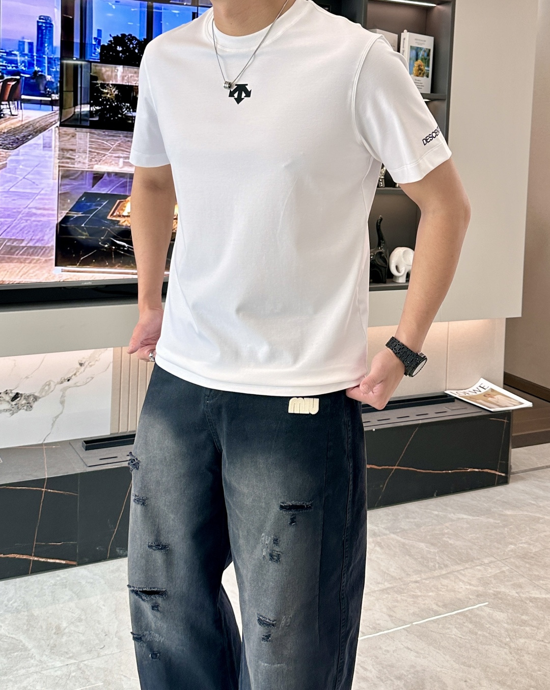 NO:761247,Descente's 2026 spring and summer new style debut counter, the latest short-sleeved round neck T-shirt, high-end customization, avant-garde and fashionable design!  Brand logo emphasizes craftsmanship design. High-end customized 100% cotton top-grade mercerized fabric. Soft to the touch. Comfortable to wear. Exquisite stitching at the counter level. Fine workmanship. The upper body effect is incomparably handsome!  A must-have item for a stylish man!  Size M-3XL,,T-shirt,tees,t-shirt,19860909迪桑特 2026春夏新款首发专柜最新款短袖圆领T恤 高端订制 设计前卫时尚！品牌logo重工艺设计 高端定制百分百棉顶级丝光面料.手感柔软.穿着舒适.专柜级别精致车线.做工精细.上身效果无敌帅气！型男必备单品！ 码数M-3XL,,T-shirt,tees，t-shirt,,Men's clothing