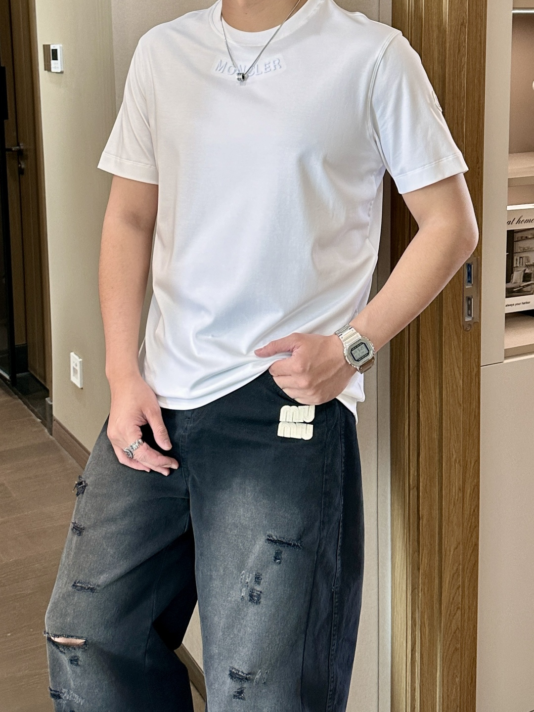 NO:761264,Meng Mouth 2026 spring and summer new style debut counter latest short-sleeved round neck T-shirt, high-end customization, avant-garde and fashionable design!  Brand logo emphasizes craftsmanship design. High-end customized 100% cotton top-grade mercerized fabric. Soft to the touch. Comfortable to wear. Exquisite stitching at the counter level. Fine workmanship. The upper body effect is incomparably handsome!  A must-have item for a stylish man!  Size M-3XL,,Moncler,T-shirt,tees,t-shirt,19860909蒙口 2026春夏新款首发专柜最新款短袖圆领T恤 高端订制 设计前卫时尚！品牌logo重工艺设计 高端定制百分百棉顶级丝光面料.手感柔软.穿着舒适.专柜级别精致车线.做工精细.上身效果无敌帅气！型男必备单品！ 码数M-3XL,,Moncler,T-shirt,tees，t-shirt,,Men's clothing