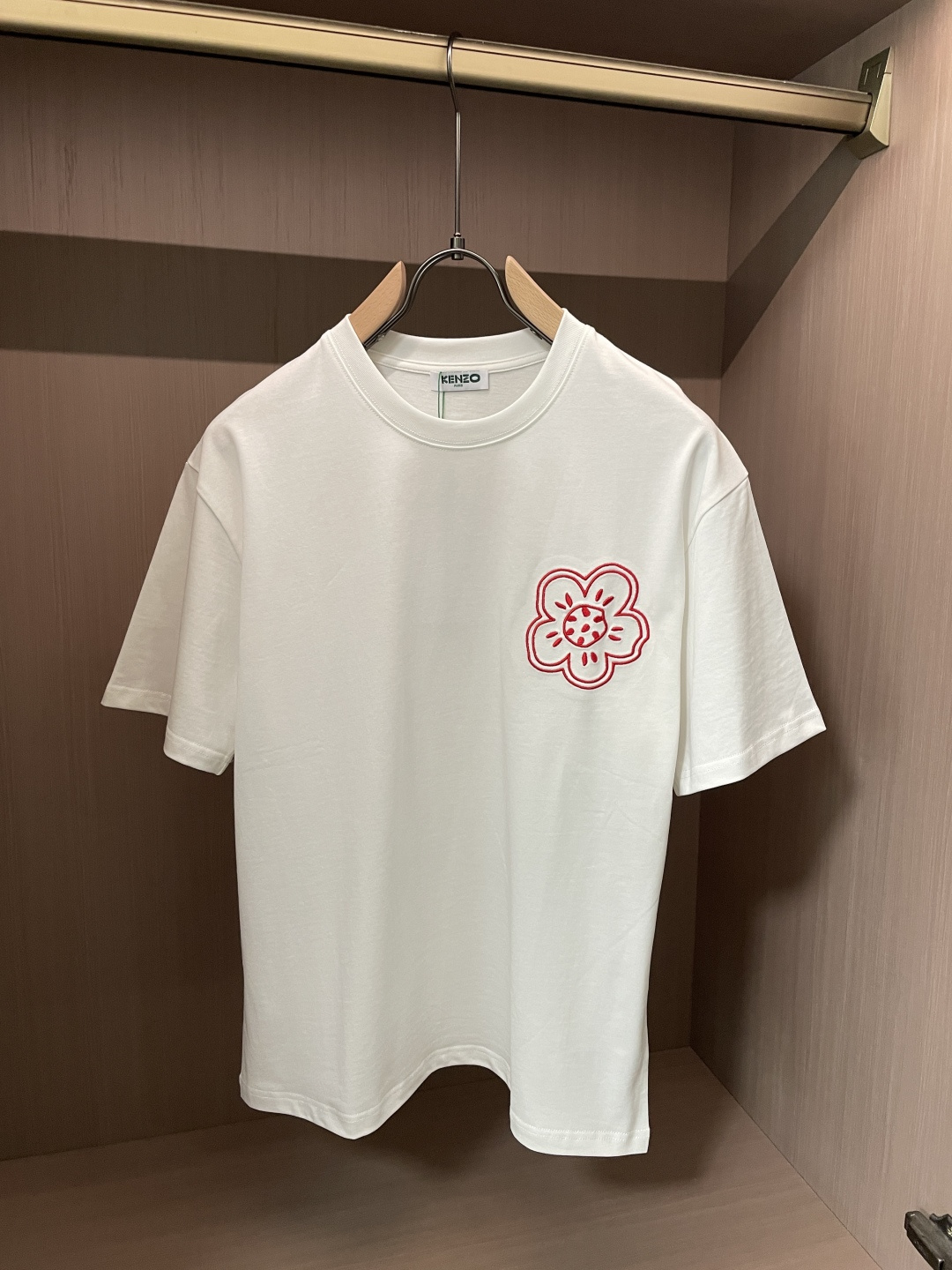 NO:761229,The same style as the Kenzo official website. The same style as the official website. The same style as the official website. Highly recommended!  2026ss new summer clothing products are on sale at counters. The latest series of graphic logo short-sleeved T-shirts are a must-have for everyone!  Imported top-grade combed cotton fabric, extremely skin-friendly and comfortable. It feels very delicate, has a good texture, and perfectly reflects the three-dimensional effect. It is in line with the brand's consistent design style. It is a very good overall product. It can be worn alone without any problem. Sizes M-XXXL, T-shirt, tees, t-shirt,19860909Kenzo 官网同款 官网同款 官网同款 重磅推荐！2026ss夏装新品 专柜在售 最新系列图案logo短袖T恤 必须人手一件的节奏！进口顶极精梳棉面料,极为亲肤舒适 摸上去非常的细腻,质感很好,完美体现立体感 符合品牌一贯设计风格,整体非常不错的一款,内搭单穿都完全没问题 尺码M-XXXL,,T-shirt,tees，t-shirt,,Men's clothing