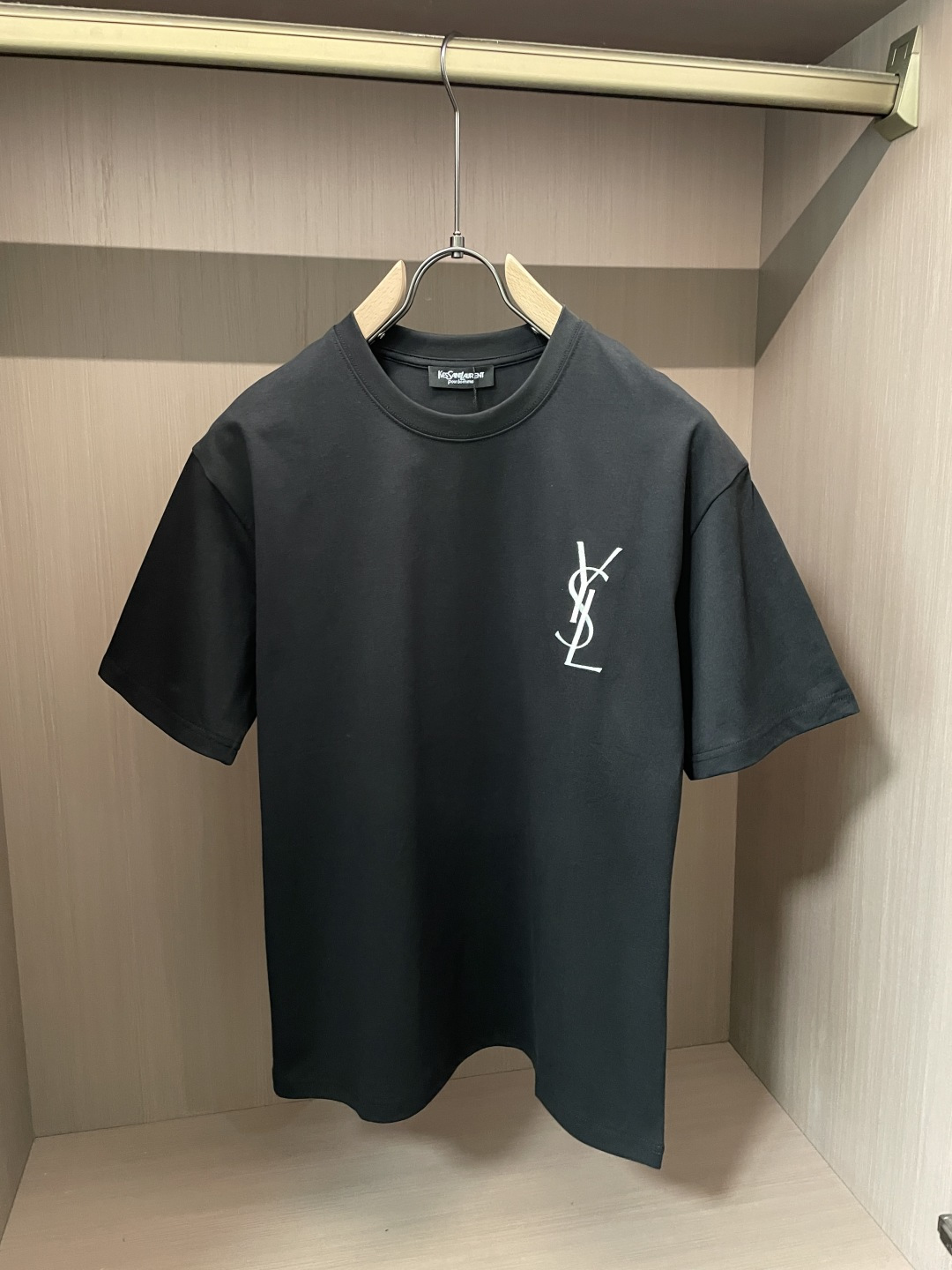NO:761236,Yves Saint Laurent Same style as the official website Same style as the official website Same style as the official website Highly recommended!  2026ss new summer clothing products are on sale at counters. The latest series of graphic logo short-sleeved T-shirts are a must-have for everyone!  Imported top-grade combed cotton fabric, extremely skin-friendly and comfortable. It feels very delicate, has a good texture, and perfectly reflects the three-dimensional effect. It is in line with the brand's consistent design style. It is a very good overall product. It can be worn alone without any problem. Sizes M-XXXL, saint laurent, T-shirt, tees, t-shirt,19860909圣罗兰 官网同款 官网同款 官网同款 重磅推荐！2026ss夏装新品 专柜在售 最新系列图案logo短袖T恤 必须人手一件的节奏！进口顶极精梳棉面料,极为亲肤舒适 摸上去非常的细腻,质感很好,完美体现立体感 符合品牌一贯设计风格,整体非常不错的一款,内搭单穿都完全没问题 尺码M-XXXL,,saint laurent,T-shirt,tees，t-shirt,,Men's clothing
