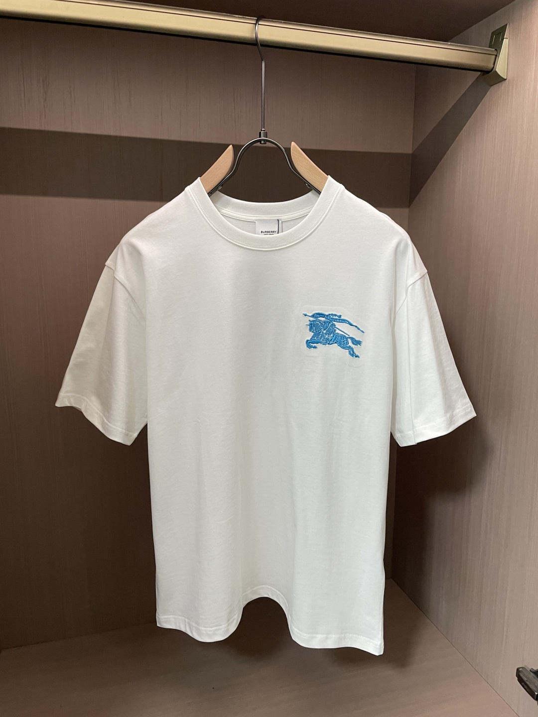 NO:761242,BUR Same style as official website Same style as official website Same style as official website Highly recommended!  2026ss new summer clothing products are on sale at counters. The latest series of graphic logo short-sleeved T-shirts are a must-have for everyone!  Imported top-quality combed cotton fabric, extremely skin-friendly and comfortable. It feels very delicate, has a good texture, and perfectly reflects the three-dimensional effect. It is in line with the brand's consistent design style. It is a very good overall product. It can be worn alone without any problem. Sizes M-XXXL, burberry, T-shirt, tees, t-shirt,19860909BUR 官网同款 官网同款 官网同款 重磅推荐！2026ss夏装新品 专柜在售 最新系列图案logo短袖T恤 必须人手一件的节奏！进口顶极精梳棉面料,极为亲肤舒适 摸上去非常的细腻,质感很好,完美体现立体感 符合品牌一贯设计风格,整体非常不错的一款,内搭单穿都完全没问题 尺码M-XXXL,,burberry,T-shirt,tees，t-shirt,,Men's clothing