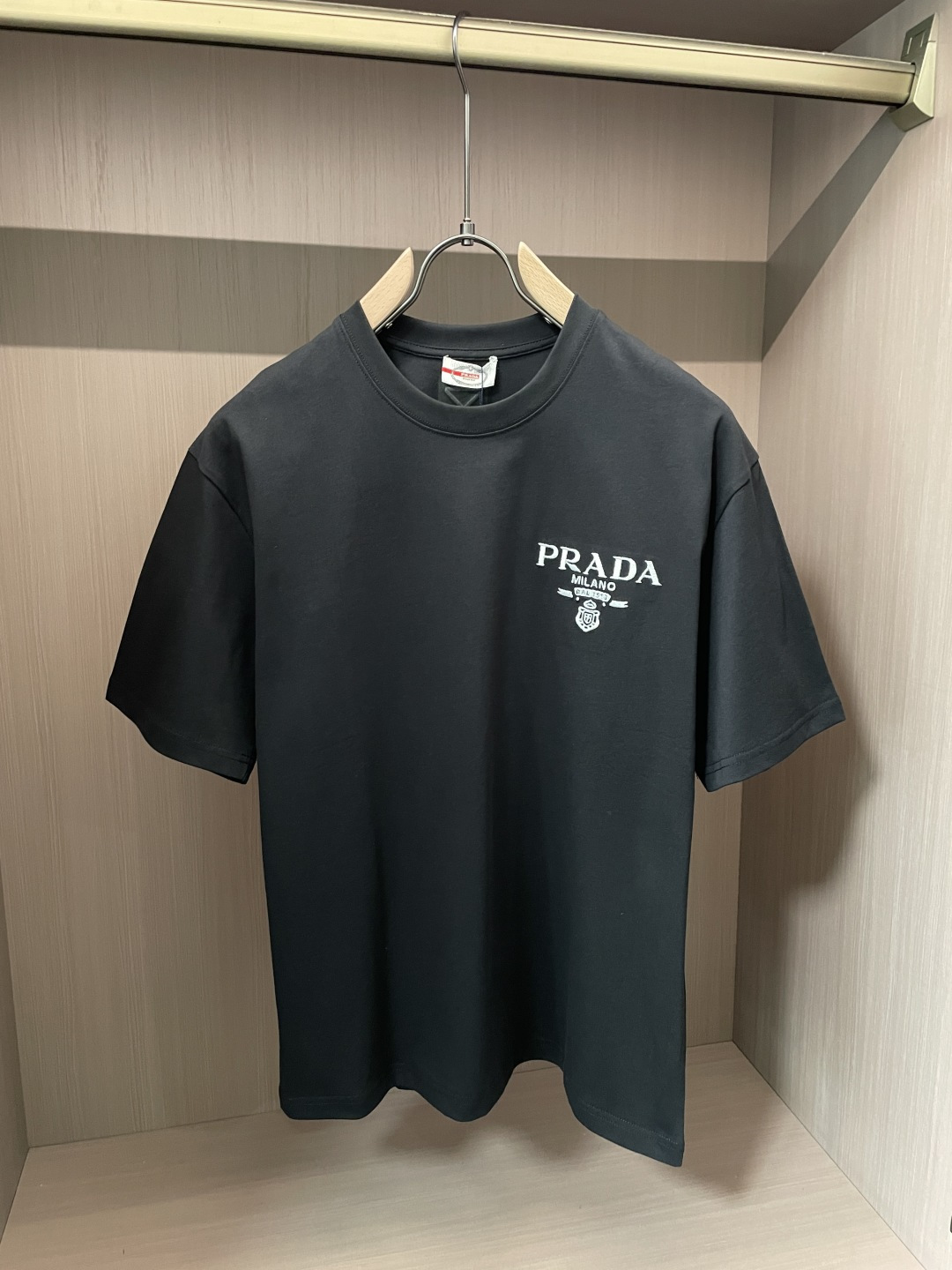 NO:761248,Same style as Prad official website Same style as official website Same style as official website Highly recommended!  2026ss new summer clothing products are on sale at counters. The latest series of graphic logo short-sleeved T-shirts are a must-have for everyone!  Imported top-grade combed cotton fabric, extremely skin-friendly and comfortable. It feels very delicate, has a good texture, and perfectly embodies the three-dimensional effect. It is in line with the brand's consistent design style. It is a very good overall product. It can be worn alone without any problem. Sizes M-XXXL, prada, T-shirt, tees, t-shirt,19860909Prad 官网同款 官网同款 官网同款 重磅推荐！2026ss夏装新品 专柜在售 最新系列图案logo短袖T恤 必须人手一件的节奏！进口顶极精梳棉面料,极为亲肤舒适 摸上去非常的细腻,质感很好,完美体现立体感 符合品牌一贯设计风格,整体非常不错的一款,内搭单穿都完全没问题 尺码M-XXXL,,prada,T-shirt,tees，t-shirt,,Men's clothing