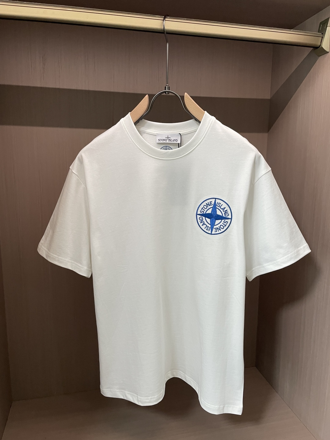 NO:761254,Stone Island Same style as the official website Same style as the official website Same style as the official website Highly recommended!  2026ss new summer clothing products are on sale at counters. The latest series of graphic logo short-sleeved T-shirts are a must-have for everyone!  Imported top-grade combed cotton fabric, extremely skin-friendly and comfortable. It feels very delicate, has a good texture, and perfectly reflects the three-dimensional effect. It is in line with the brand's consistent design style. It is a very good overall product. It can be worn alone without any problem. Sizes M-XXXL, T-shirt, tees, t-shirt,19860909石头岛 官网同款 官网同款 官网同款 重磅推荐！2026ss夏装新品 专柜在售 最新系列图案logo短袖T恤 必须人手一件的节奏！进口顶极精梳棉面料,极为亲肤舒适 摸上去非常的细腻,质感很好,完美体现立体感 符合品牌一贯设计风格,整体非常不错的一款,内搭单穿都完全没问题 尺码M-XXXL,,T-shirt,tees，t-shirt,,Men's clothing