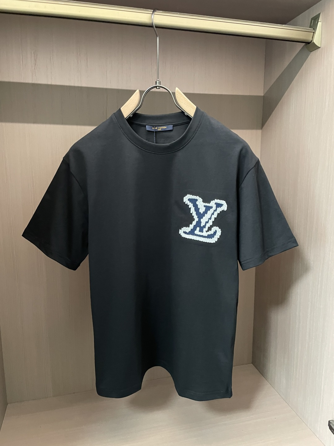 NO:761260,Lv The same style as the official website. The same style as the official website. The same style as the official website. Highly recommended!  2026ss new summer clothing products are on sale at counters. The latest series of graphic logo short-sleeved T-shirts are a must-have for everyone!  Imported top quality combed cotton fabric, extremely skin-friendly and comfortable. It feels very delicate, has a good texture, and perfectly reflects the three-dimensional effect. It is in line with the brand's consistent design style. It is a very good overall product. It can be worn alone without any problem. Sizes M-XXXL, Louis Vuitton, T-shirt, tees, t-shirt,19860909Lv 官网同款 官网同款 官网同款 重磅推荐！2026ss夏装新品 专柜在售 最新系列图案logo短袖T恤 必须人手一件的节奏！进口顶极精梳棉面料,极为亲肤舒适 摸上去非常的细腻,质感很好,完美体现立体感 符合品牌一贯设计风格,整体非常不错的一款,内搭单穿都完全没问题 尺码M-XXXL,,louis vuitton,T-shirt,tees，t-shirt,,Men's clothing