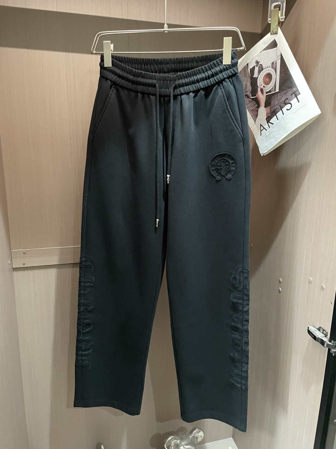 NO:761272,Croxin 2026 spring and summer latest casual pants are a must-have for fashionistas. The shape is awesome, it can well repair various leg shapes, and it is very personalized!  Soft and sweat-wicking, extremely comfortable. The waistband of the trouser legs is customized with elastic elastic bands and original accessories details. The upper body is sporty, casual and fashionable, a must-have for leisure and travel. Sizes m-xxxl,,chrome hearts,19860909克罗心 2026春夏 最新休闲裤 潮人必备 版型超赞,能很好的修复各种腿型,非常个性！柔软排汗,舒适度极高.裤腿腰部订制松紧橡筋、原版辅料细节.上身运动休闲时尚,出街休闲、外出旅游必备. 尺码m-xxxl,,chrome hearts,,Men's clothing