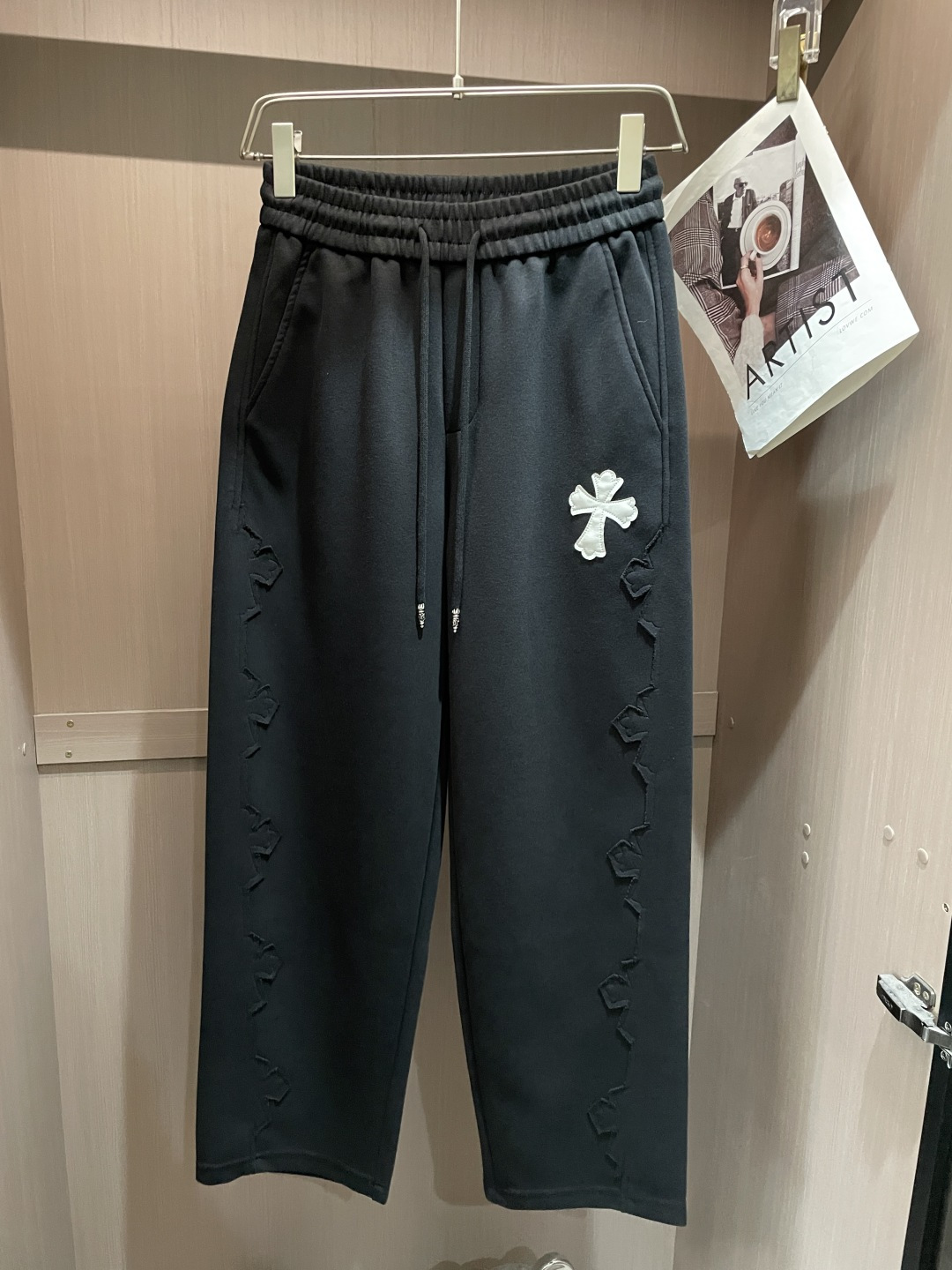 NO:761278,Croxin 2026 spring and summer latest casual pants are a must-have for fashionistas. The shape is awesome, it can well repair various leg shapes, and it is very personalized!  Soft and sweat-wicking, extremely comfortable. The waistband of the trouser legs is customized with elastic elastic bands and original accessories details. The upper body is sporty, casual and fashionable, a must-have for leisure and travel. Sizes m-xxxl,,chrome hearts,19860909克罗心 2026春夏 最新休闲裤 潮人必备 版型超赞,能很好的修复各种腿型,非常个性！柔软排汗,舒适度极高.裤腿腰部订制松紧橡筋、原版辅料细节.上身运动休闲时尚,出街休闲、外出旅游必备. 尺码m-xxxl,,chrome hearts,,Men's clothing