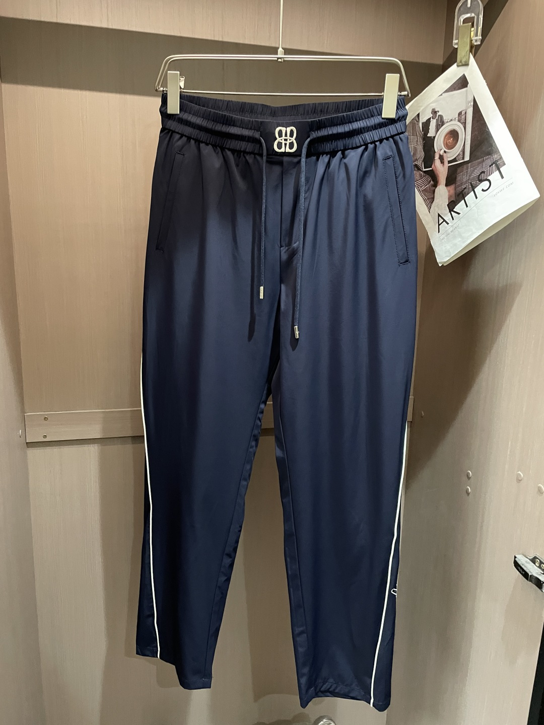 NO:761285,Paris 2026 spring and summer latest casual pants, a must-have for fashionistas. The shape is awesome, it can well repair various leg shapes, and it is very personalized!  Soft and sweat-wicking, extremely comfortable. The waistband of the trouser legs is customized with elastic elastic bands and original accessories details. The upper body is sporty, casual and fashionable, a must-have for leisure and travel. Size m-xxxl,,19860909巴黎 2026春夏 最新休闲裤 潮人必备 版型超赞,能很好的修复各种腿型,非常个性！柔软排汗,舒适度极高.裤腿腰部订制松紧橡筋、原版辅料细节.上身运动休闲时尚,出街休闲、外出旅游必备. 尺码m-xxxl,,,Men's clothing