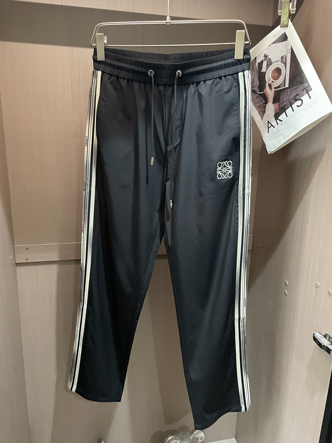 NO:761287,Loewe's latest 2026 spring and summer casual pants are a must-have for fashionistas. They have a great shape and can be used to repair various leg shapes. They are very personalized!  Soft and sweat-wicking, extremely comfortable. The waistband of the trouser legs is customized with elastic elastic bands and original accessories details. The upper body is sporty, casual and fashionable, a must-have for leisure and travel. Sizes m-xxxl,,loewe,19860909Loewe 2026春夏 最新休闲裤 潮人必备 版型超赞,能很好的修复各种腿型,非常个性！柔软排汗,舒适度极高.裤腿腰部订制松紧橡筋、原版辅料细节.上身运动休闲时尚,出街休闲、外出旅游必备. 尺码m-xxxl,,loewe,,Men's clothing