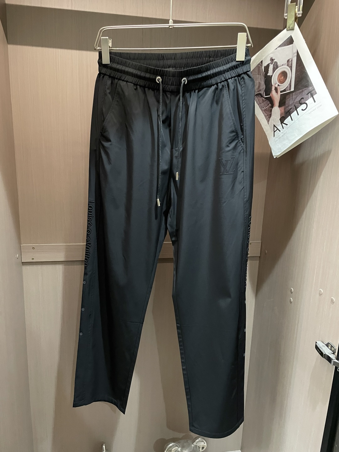 NO:761292,Lv 2026 spring and summer latest casual pants, a must-have for fashionistas. The shape is awesome, it can repair various leg shapes very well, and it is very personalized!  Soft and sweat-wicking, extremely comfortable. The waistband of the trouser legs is customized with elastic elastic bands and original accessories details. The upper body is sporty, casual and fashionable, a must-have for leisure and travel. Sizes m-xxxl, louis vuitton,19860909Lv 2026春夏 最新休闲裤 潮人必备 版型超赞,能很好的修复各种腿型,非常个性！柔软排汗,舒适度极高.裤腿腰部订制松紧橡筋、原版辅料细节.上身运动休闲时尚,出街休闲、外出旅游必备. 尺码m-xxxl,,louis vuitton,,Men's clothing