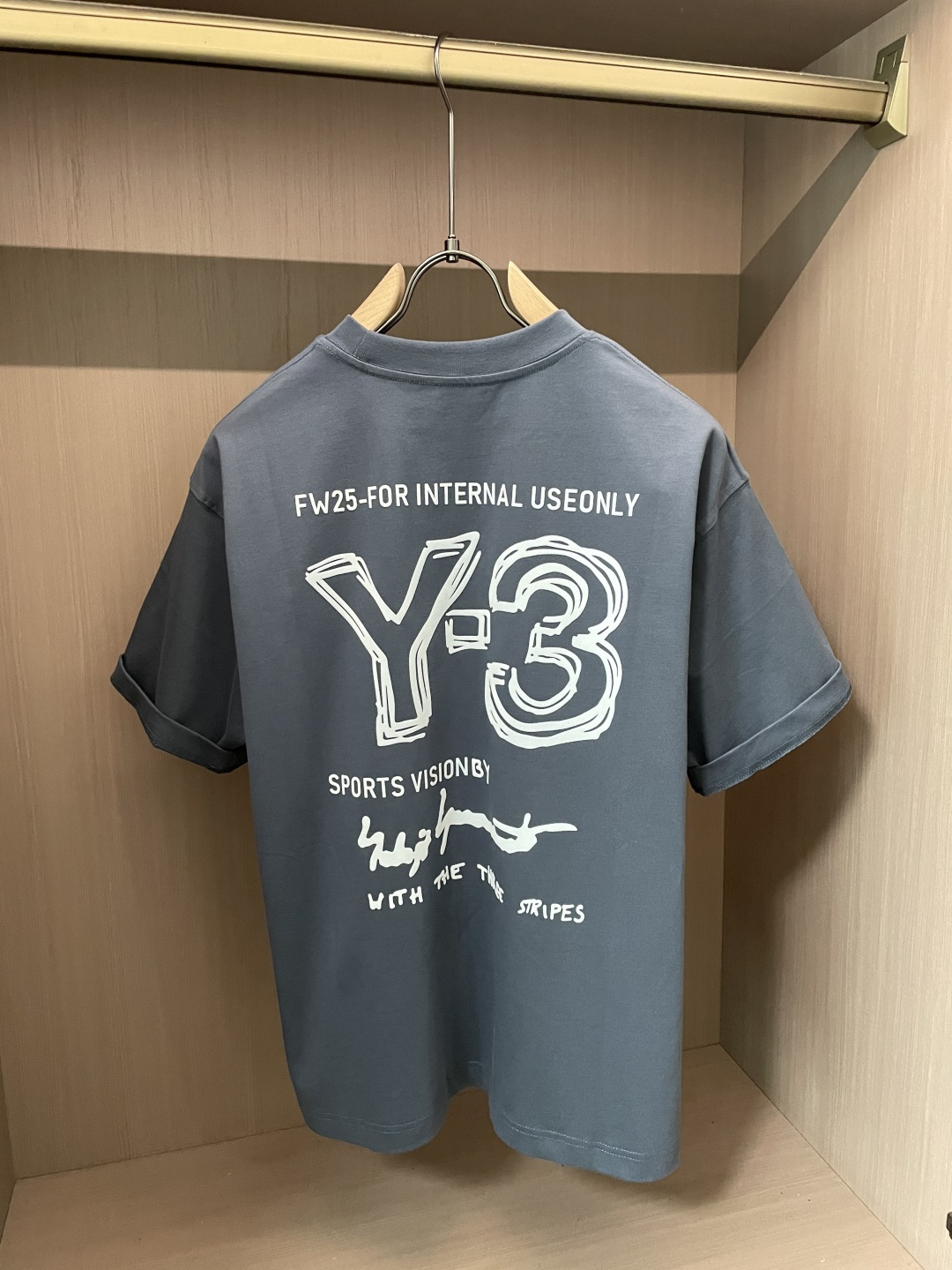 Y-3 2026春夏款/官网同步面料采用重磅纯棉精梳棉面料，OS宽松版型，上身版型超正！日常百搭，衣橱必