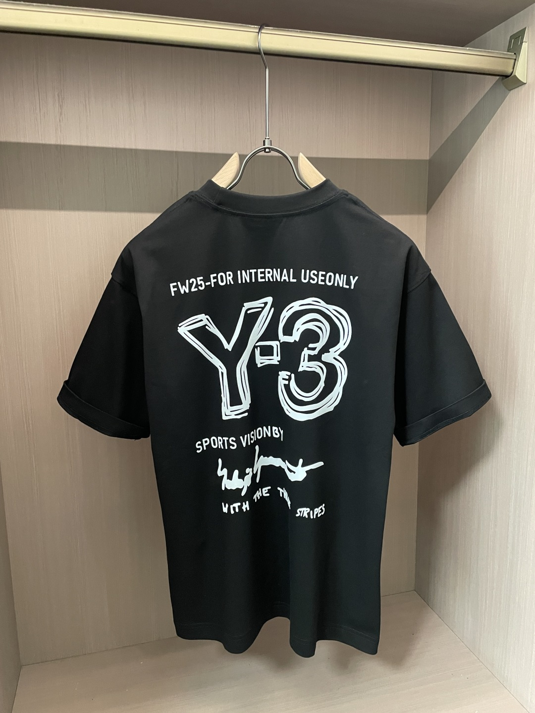 Y-3 2026春夏款/官网同步面料采用重磅纯棉精梳棉面料，OS宽松版型，上身版型超正！日常百搭，衣橱必