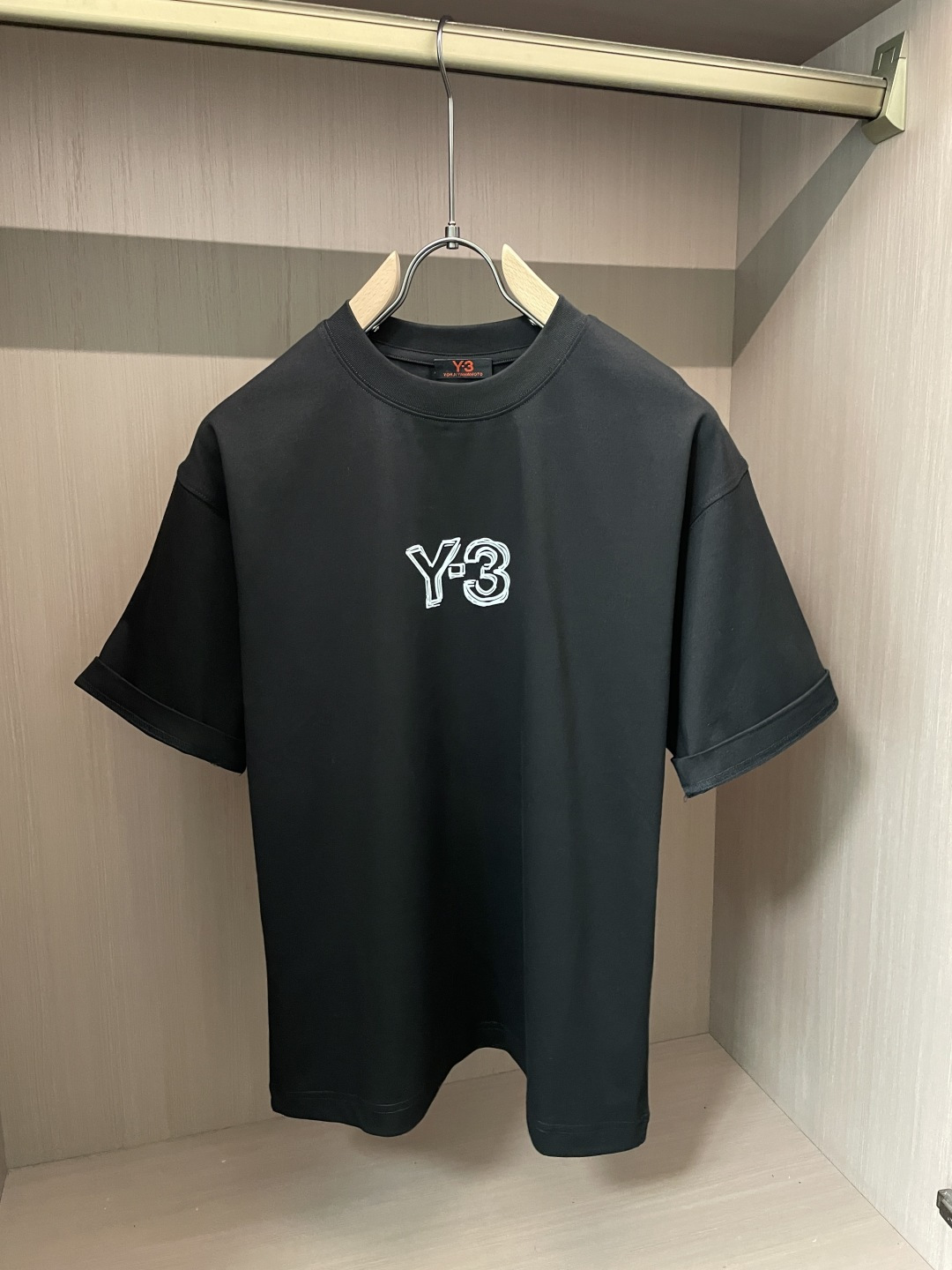 Y-3 2026春夏款/官网同步面料采用重磅纯棉精梳棉面料，OS宽松版型，上身版型超正！日常百搭，衣橱必