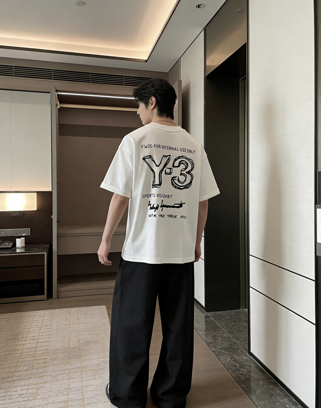 Y-3 2026春夏款/官网同步面料采用重磅纯棉精梳棉面料，OS宽松版型，上身版型超正！日常百搭，衣橱必