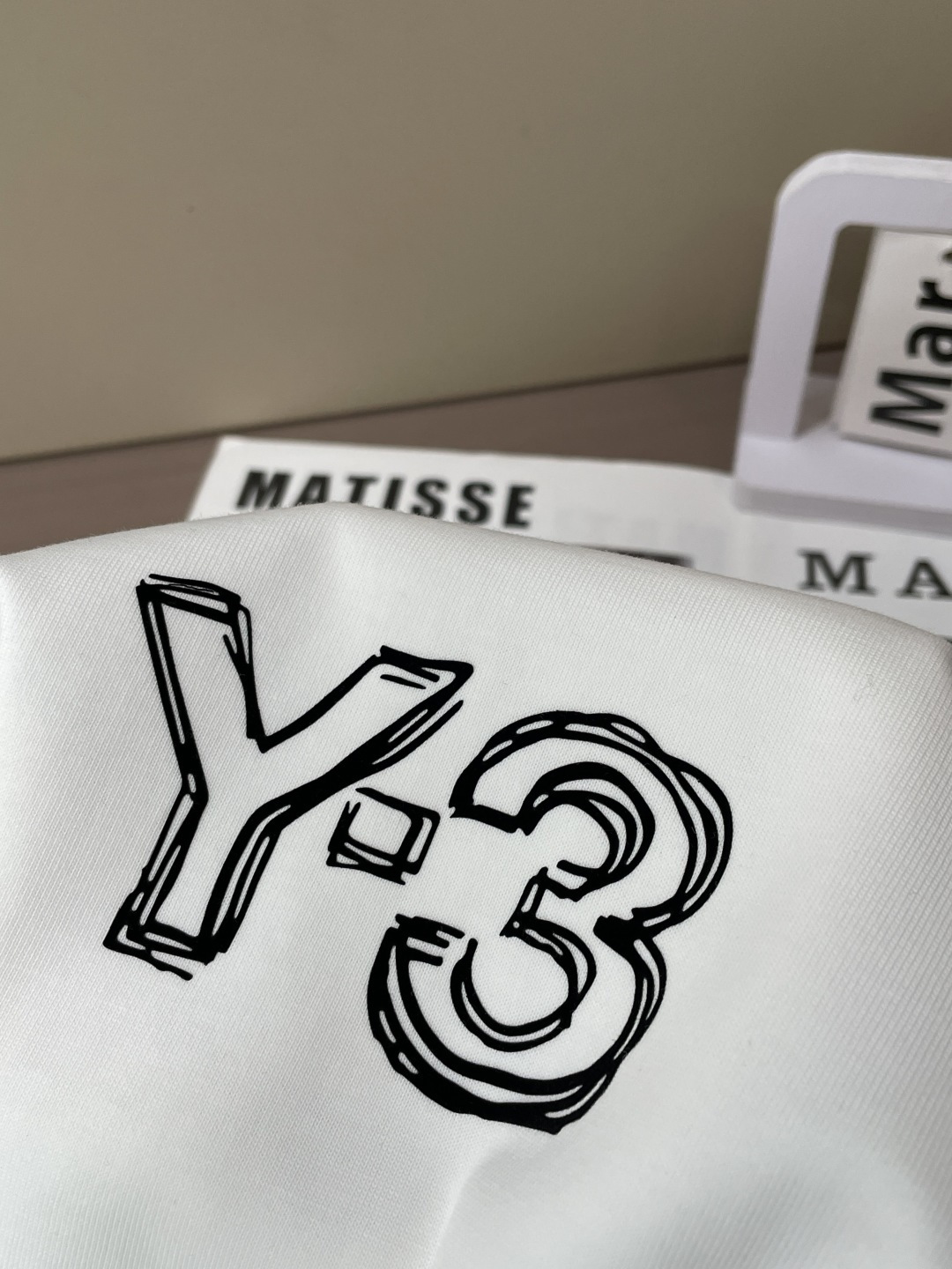 Y-3 2026春夏款/官网同步面料采用重磅纯棉精梳棉面料，OS宽松版型，上身版型超正！日常百搭，衣橱必