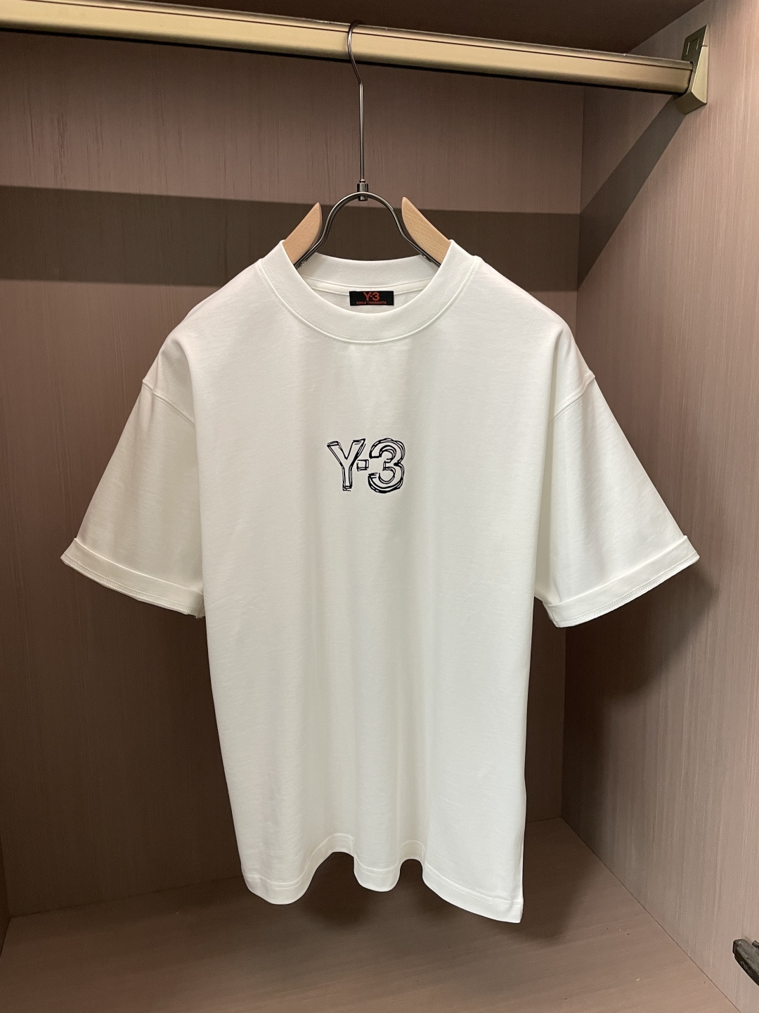 Y-3 2026春夏款/官网同步面料采用重磅纯棉精梳棉面料，OS宽松版型，上身版型超正！日常百搭，衣橱必