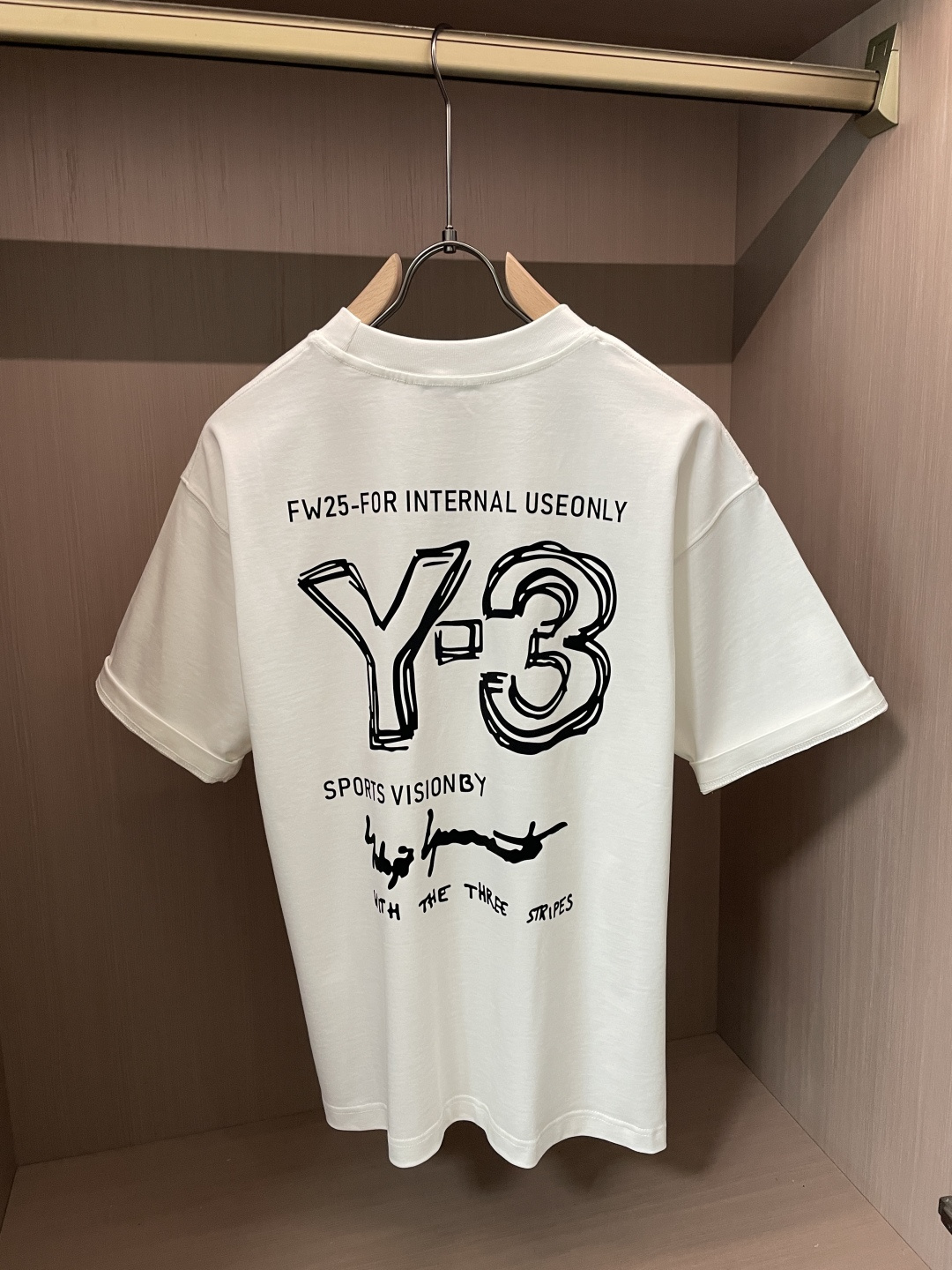 Y-3 2026春夏款/官网同步面料采用重磅纯棉精梳棉面料，OS宽松版型，上身版型超正！日常百搭，衣橱必