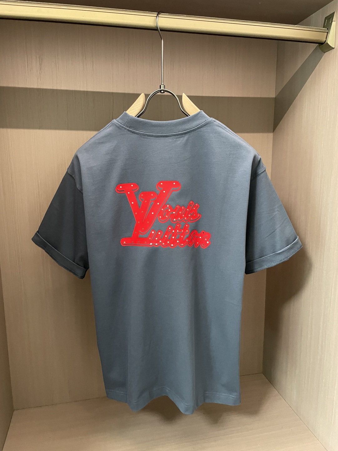 Lv2026春夏款/官网同步面料采用重磅纯棉精梳棉面料，OS宽松版型，上身版型超正！日常百搭，衣橱必备单