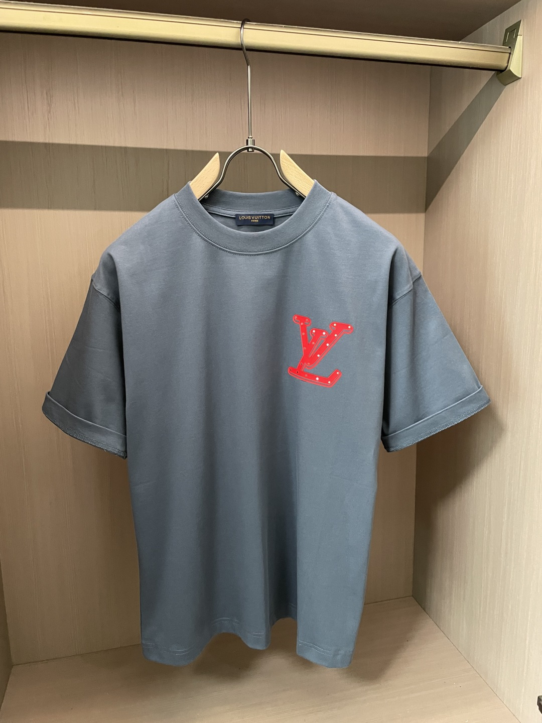 Lv2026春夏款/官网同步面料采用重磅纯棉精梳棉面料，OS宽松版型，上身版型超正！日常百搭，衣橱必备单