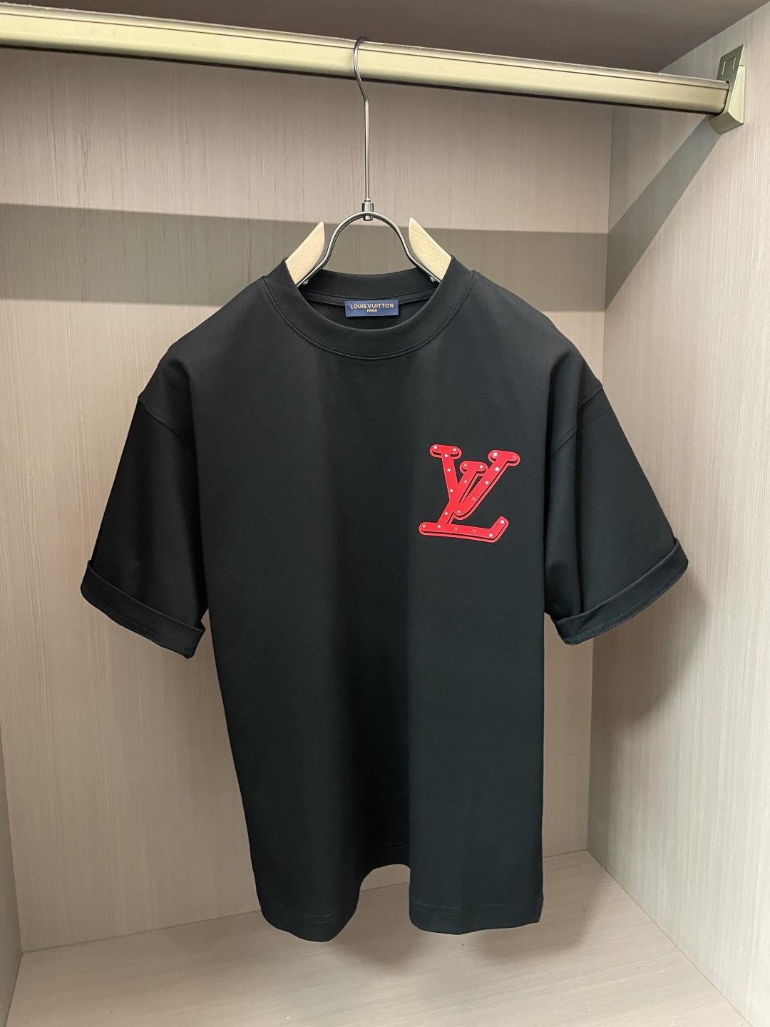 Lv2026春夏款/官网同步面料采用重磅纯棉精梳棉面料，OS宽松版型，上身版型超正！日常百搭，衣橱必备单