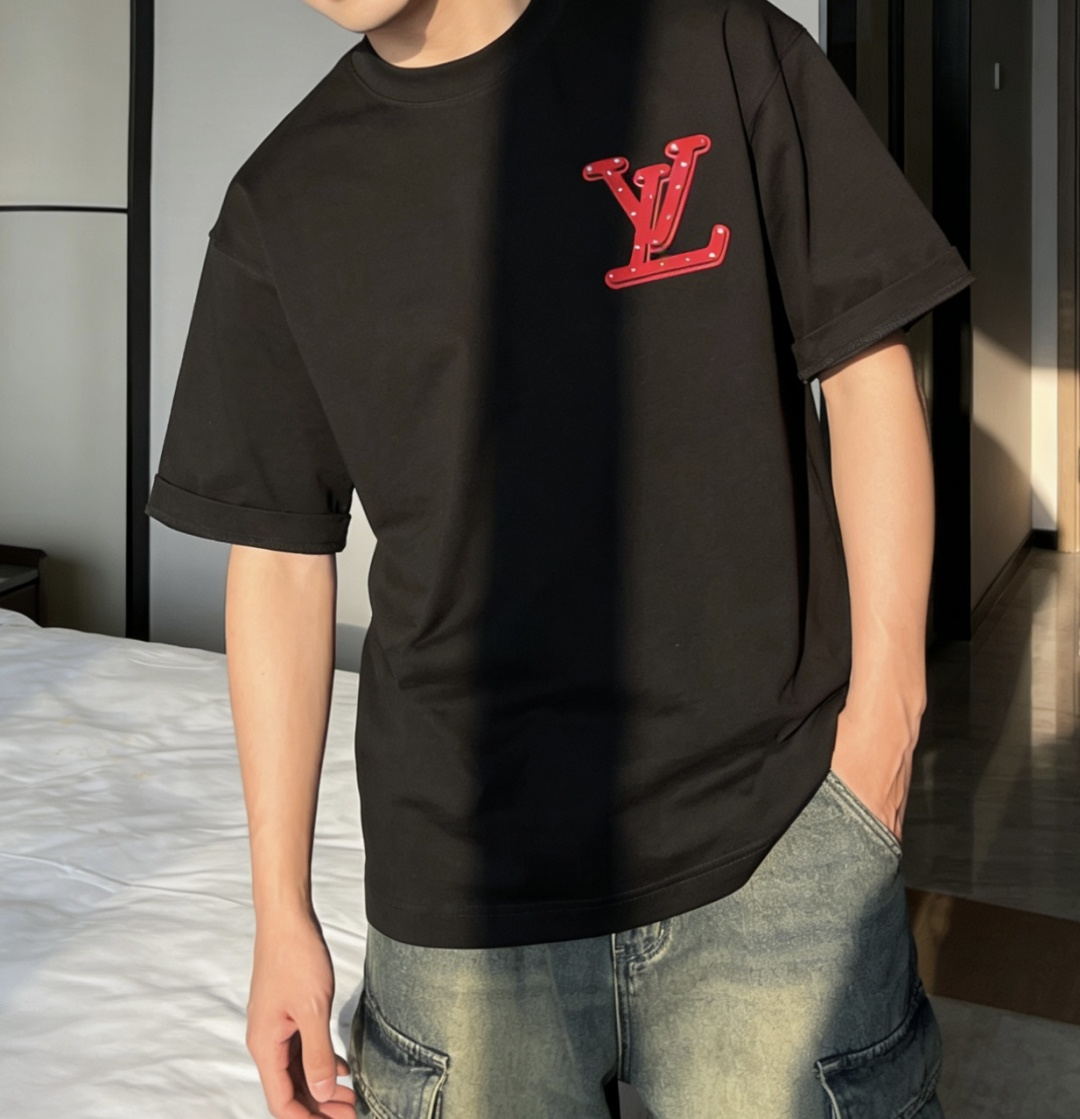 Lv2026春夏款/官网同步面料采用重磅纯棉精梳棉面料，OS宽松版型，上身版型超正！日常百搭，衣橱必备单