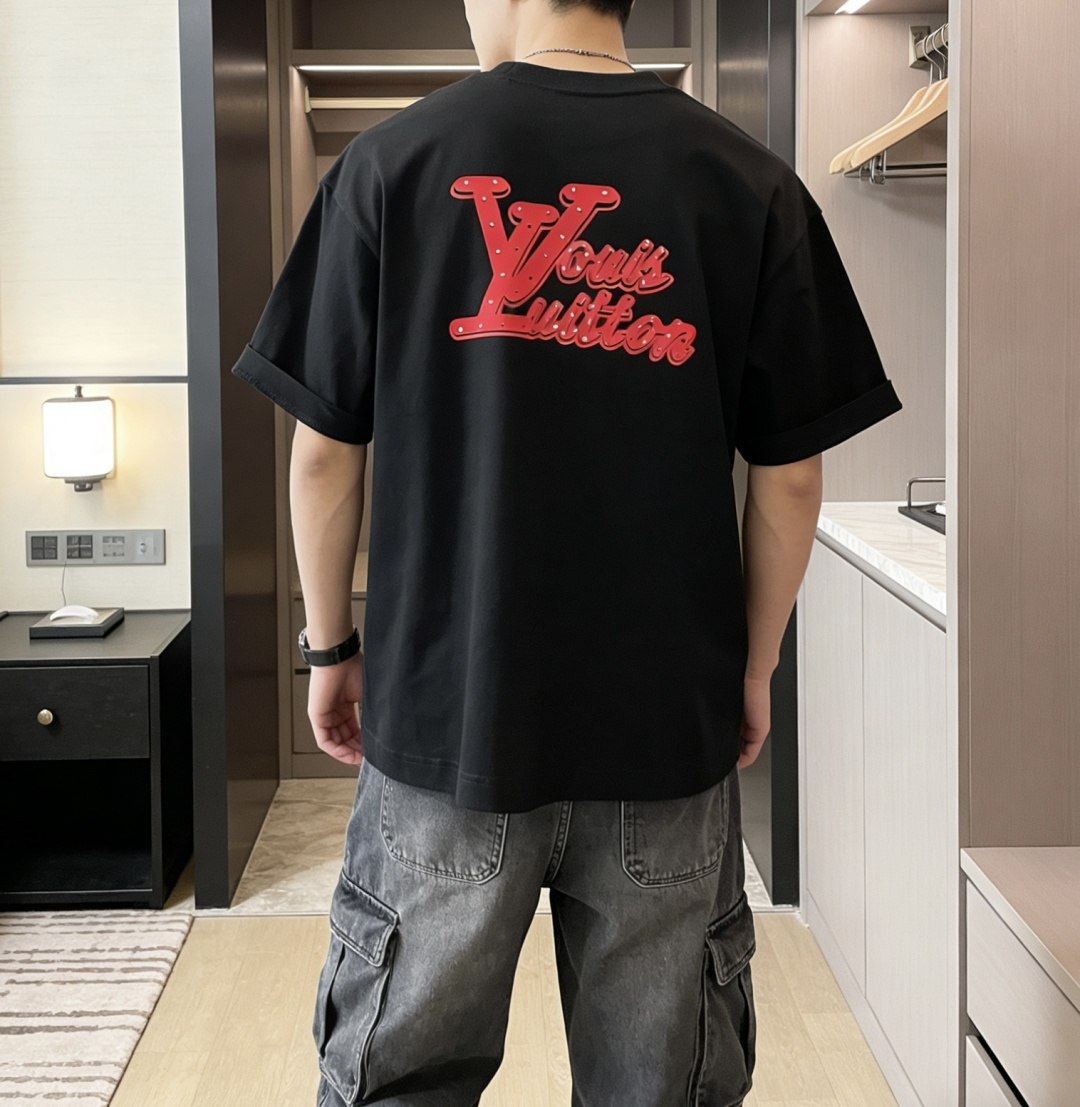 Lv2026春夏款/官网同步面料采用重磅纯棉精梳棉面料，OS宽松版型，上身版型超正！日常百搭，衣橱必备单